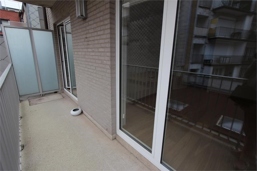 Ongemeubeld - Ruim woonappartement met een mooi open zicht, centraal gelegen nabij de Lippenslaan. 