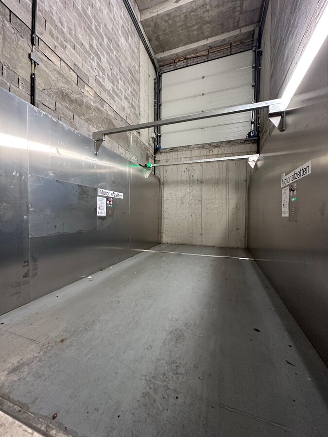 Ruime ondergrondse garage met autostaanplaats in het centrum van Gistel 