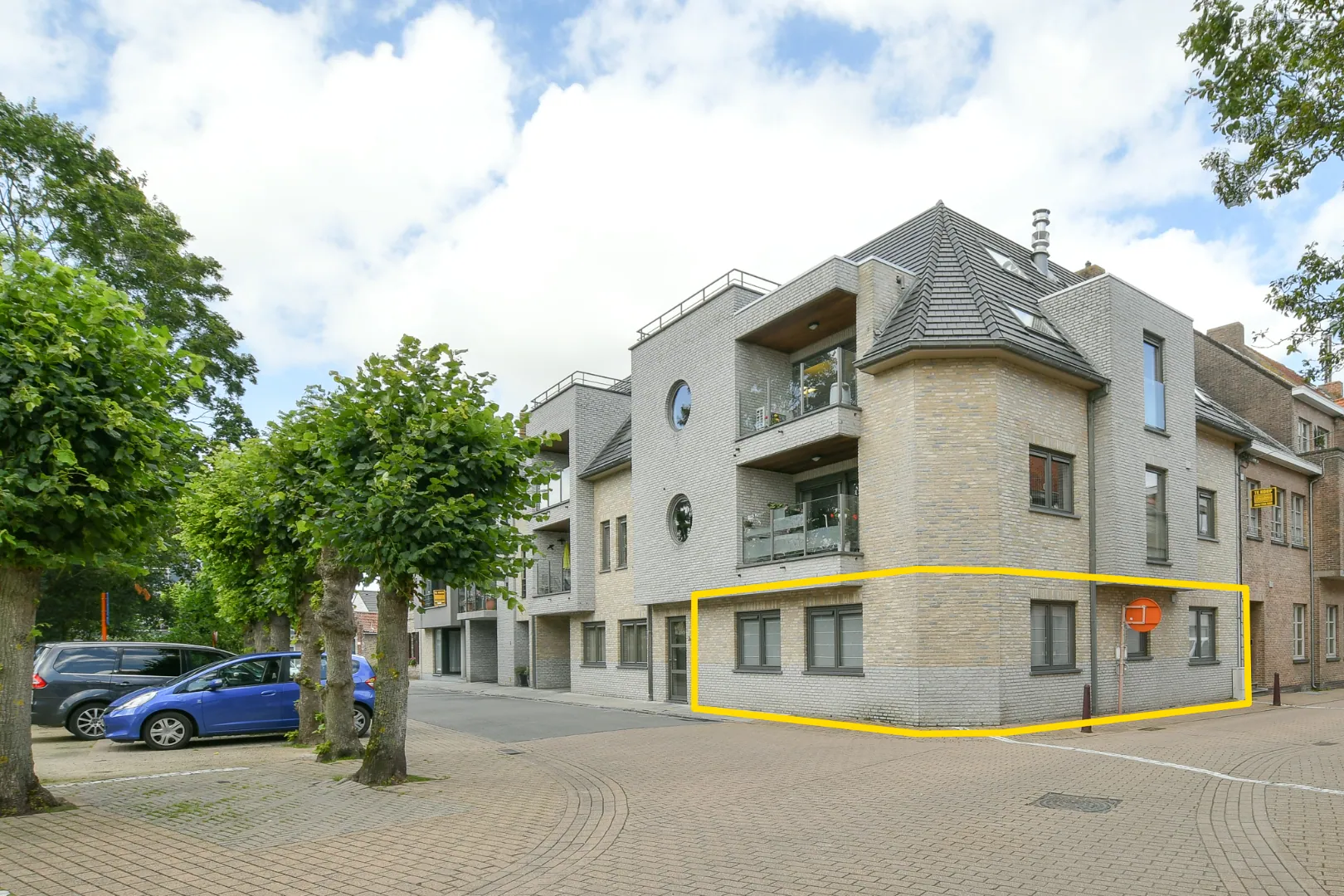 Recent gelijkvloers appartement met 2 slaapkamers aan de kerk van Oudenburg