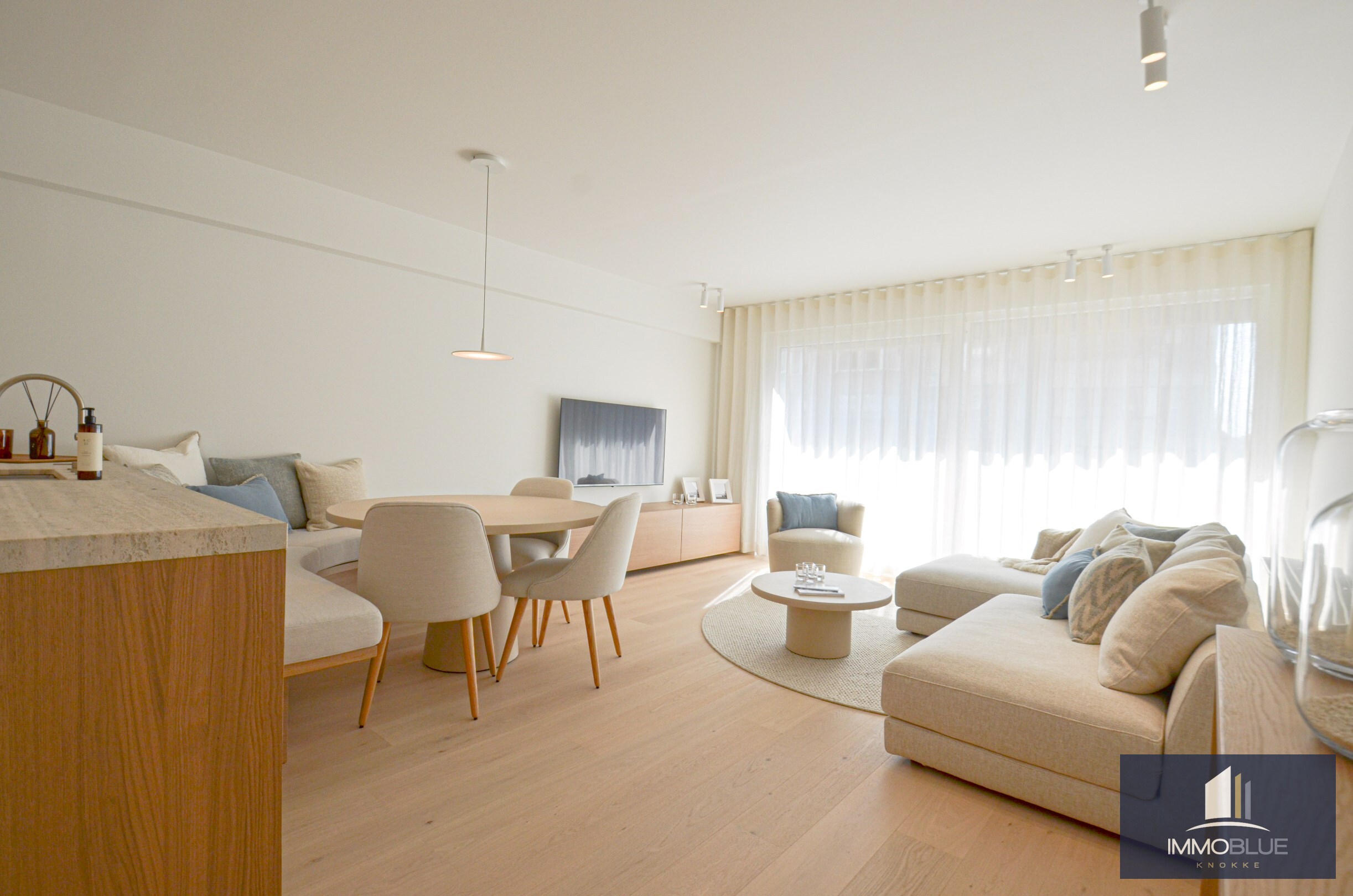 Centraal gelegen, volledig gerenoveerd appartement met drie slaapkamers. 