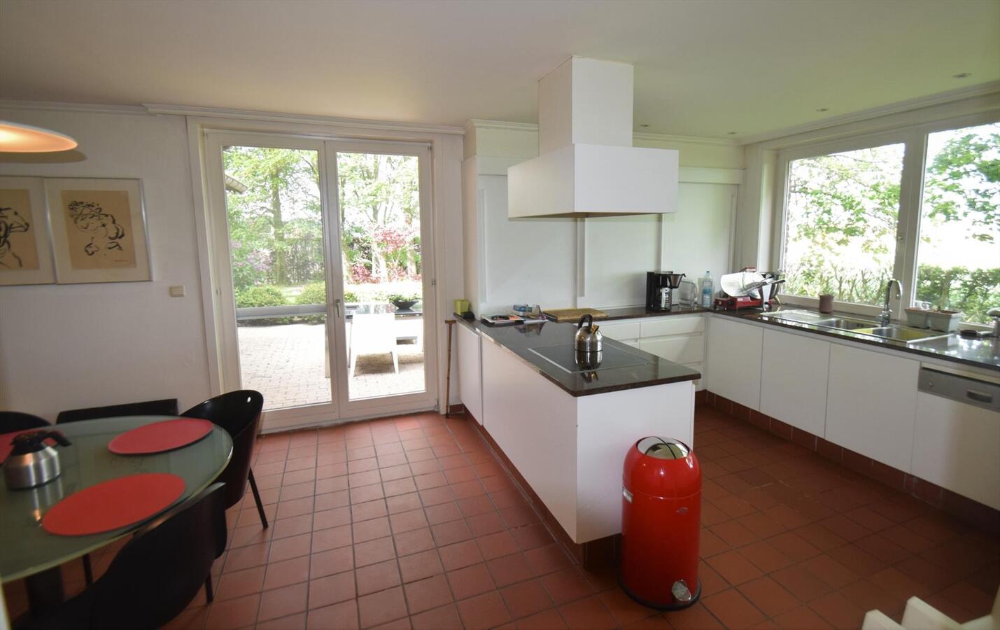 Authentieke hoeve op 3886 m&#178; grond, landelijk gelegen met prachtige tuin. 