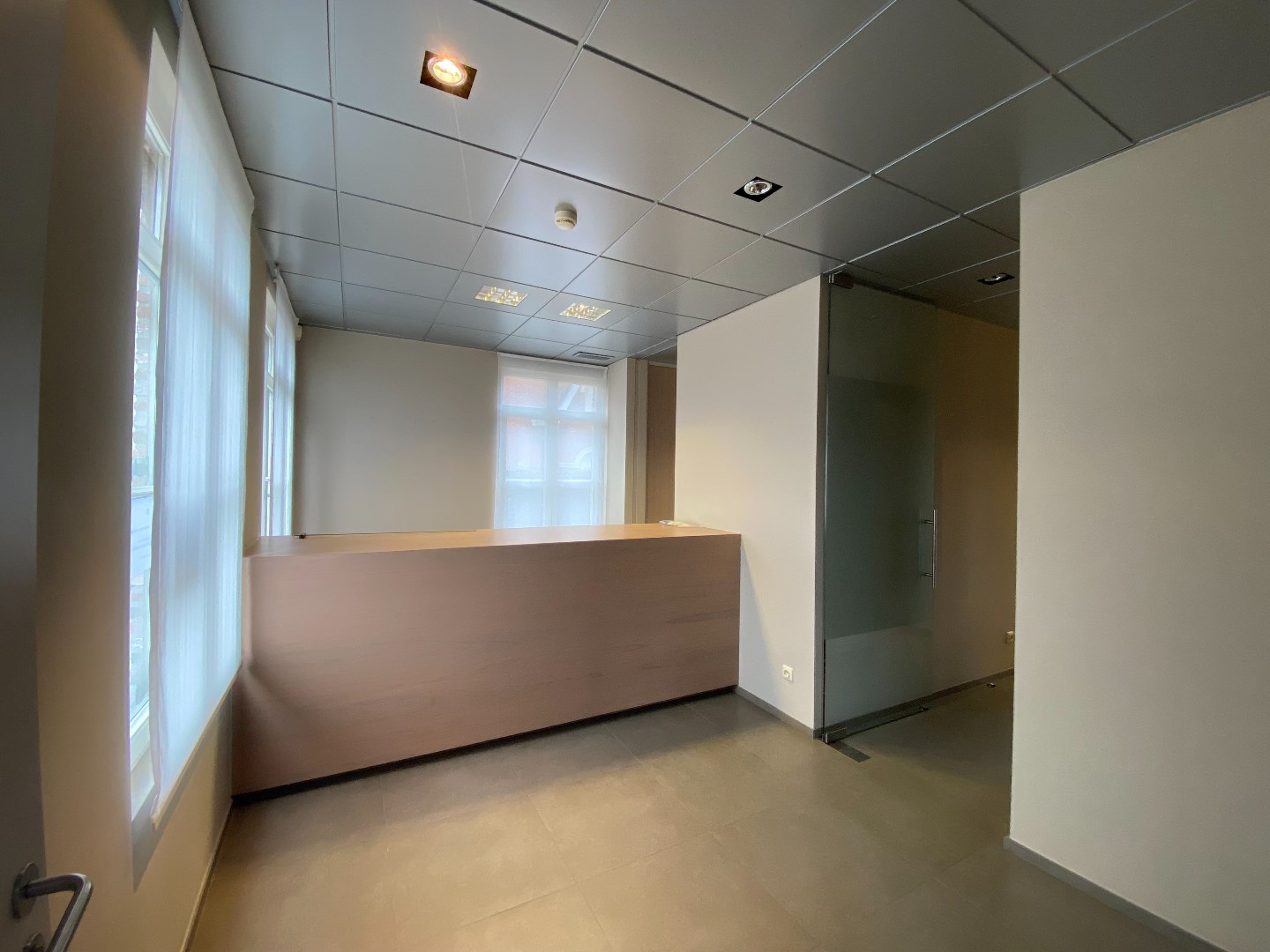 Stijlvol gelijkvloers handelspand van ca 150 m&#178; op zeer commerci&#235;le ligging! 
