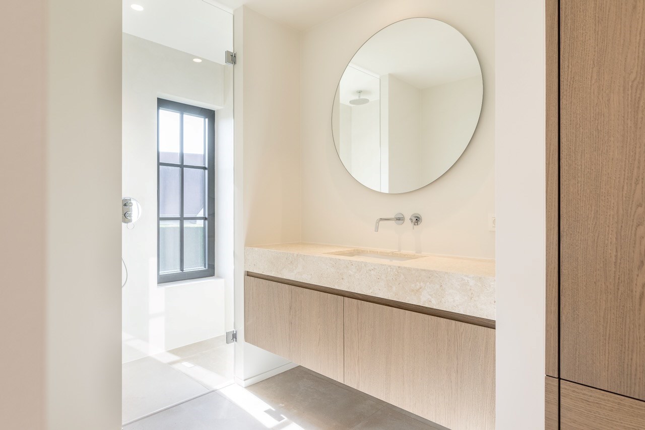 Prachtig gerenoveerde alleenstaande woning met oprit gelegen in een rustige wijk in Knokke nabij de Magere Schorre. 