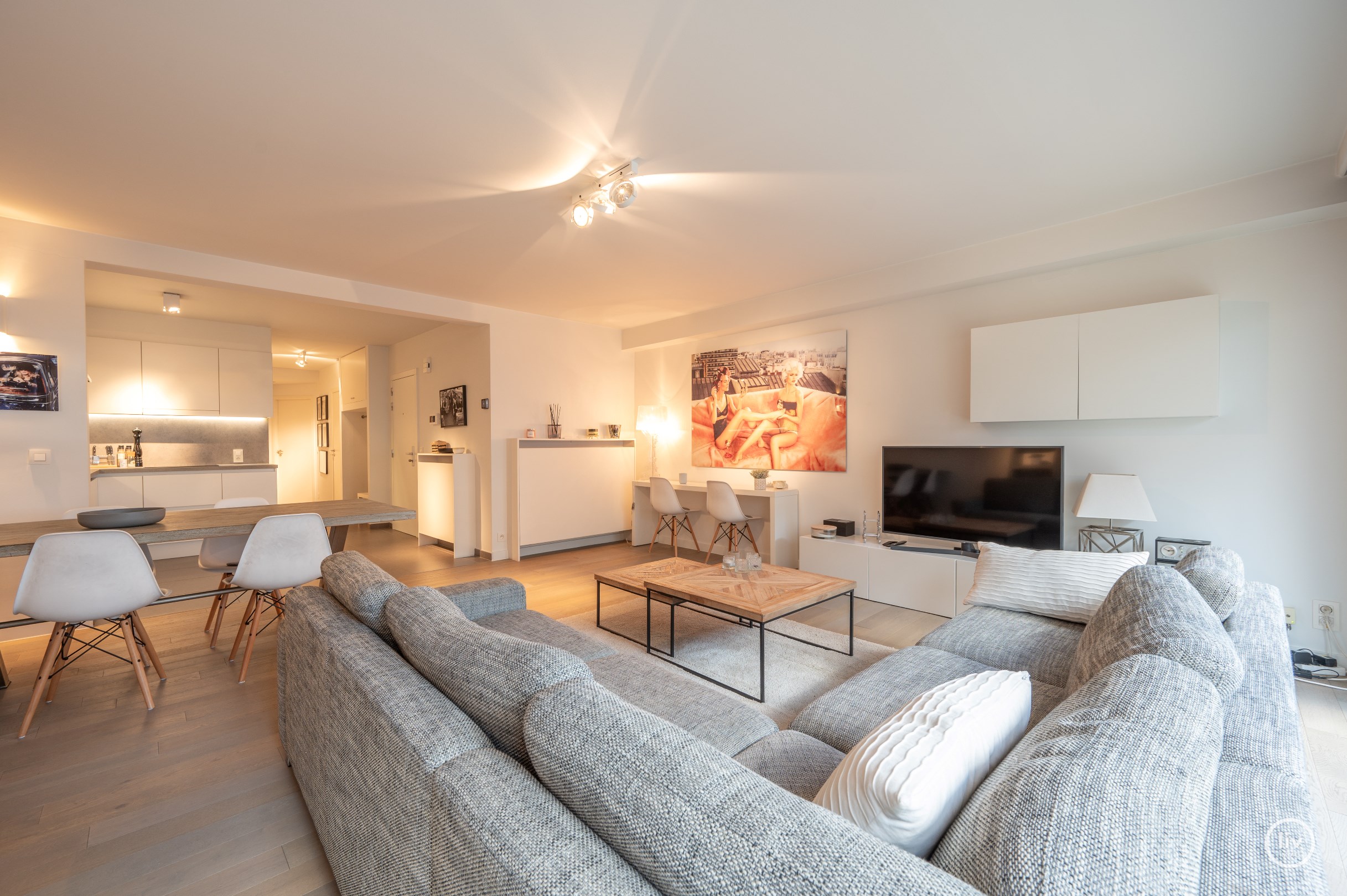 Appartement contemporain et ensoleill&#233; avec 2 chambres et une d&#233;coration intemporelle, situ&#233; sur l&#39;avenue Dumortier, &#224; distance de marche de la mer. 