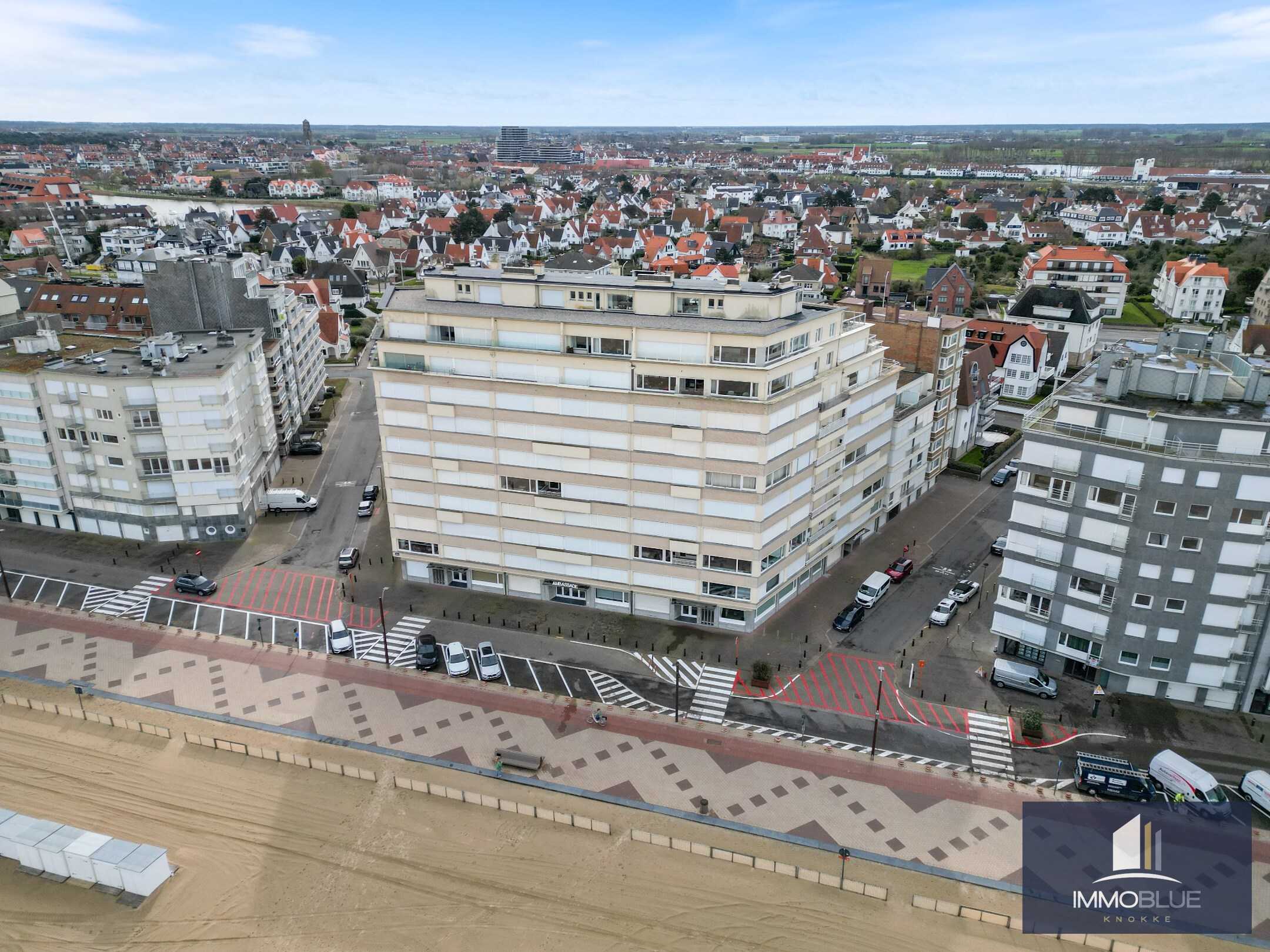 Appartement unique fini avec des mat&#233;riaux de tr&#232;s haute qualit&#233; et avec vue frontale sur la mer. 