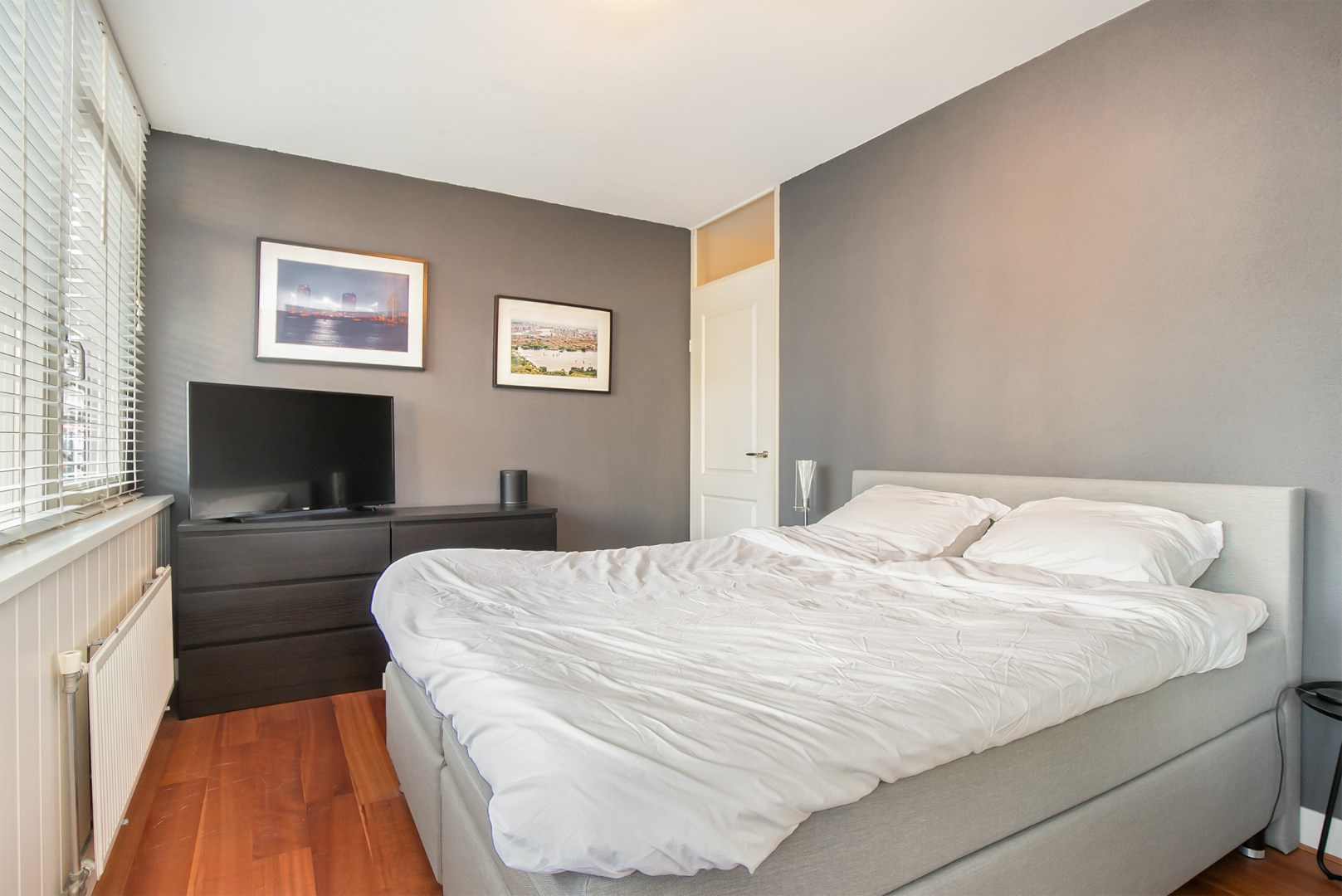 Dit 2 kamer appartement met openkeuken is erg ruim met 65 m2, op 1e woonlaag met een priv&#233; opgang. 
