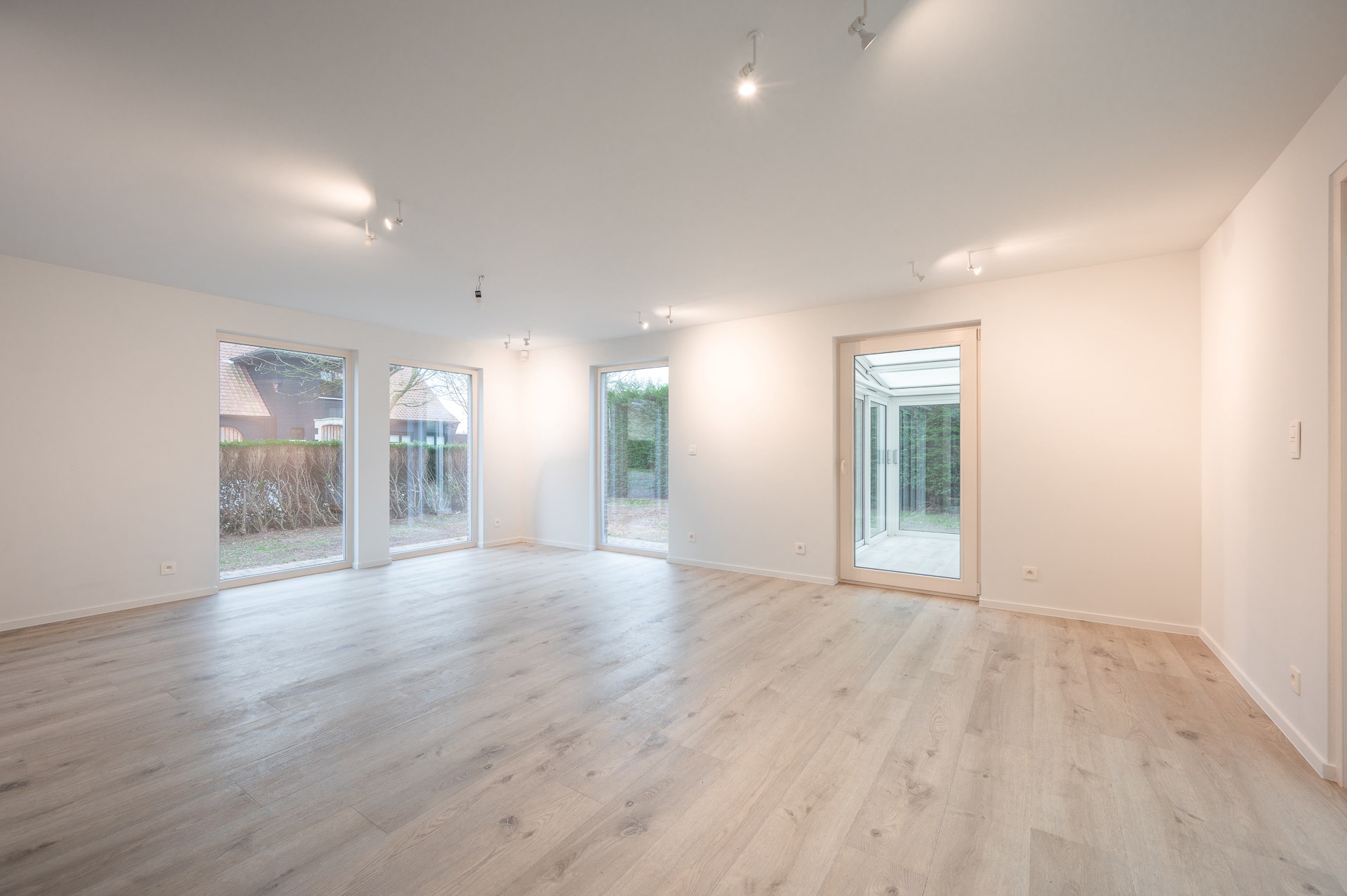 Maison individuelle spacieuse avec deux chambres, une salle de bains et un double garage int&#233;gr&#233; situ&#233;e dans la rue de l&#39;Aster &#224; Knokke. 