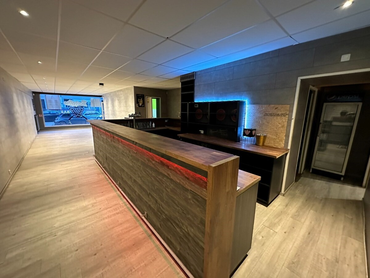 Handelspand 546 m&#178; met veel mogelijkheden en 8 parkeerplaatsen 