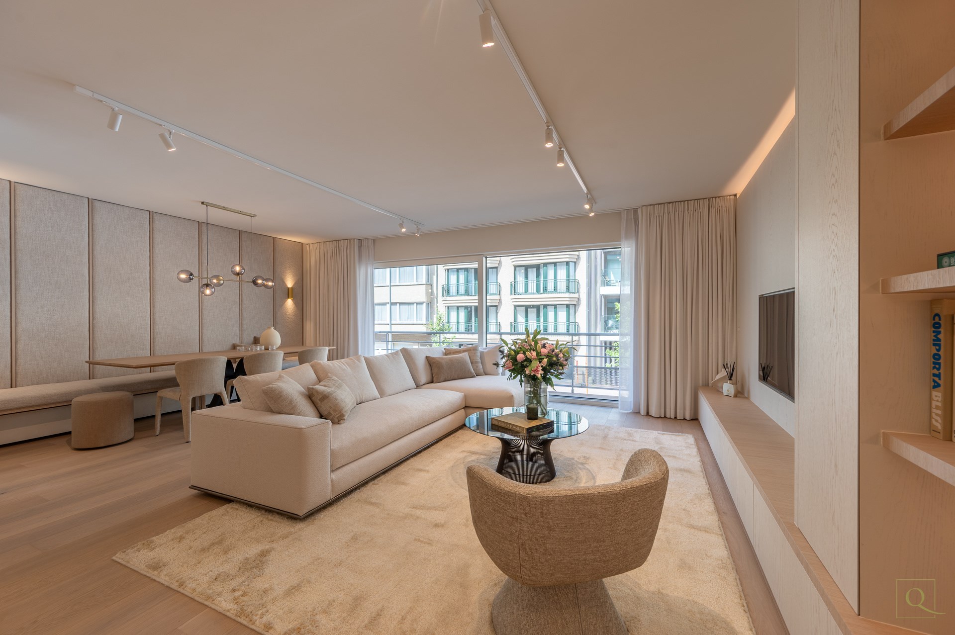 Appartement de luxe &#233;l&#233;gamment r&#233;nov&#233; avec deux terrasses ensoleill&#233;es &#224; proximit&#233; de la plage et des commerces. 