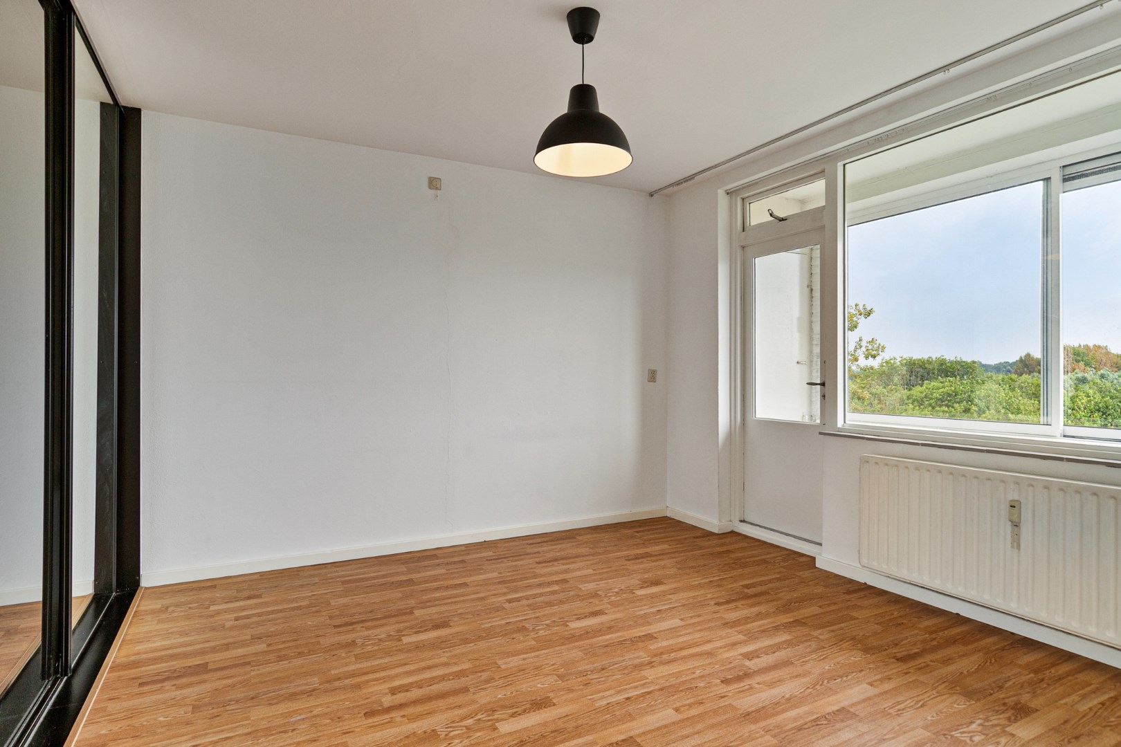 Kopers opgelet! In het Lage Land bieden wij dit ruime 4-kamer appartement gelegen op de 7e verdieping met 3 slaapkamers, 2 balkons, berging in de onderbouw en gelegen op eigen grond te koop aan! 