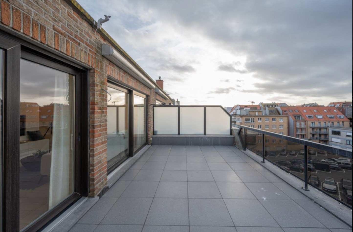 Integraal gerenoveerd dak-appartement met zonne-terrassen op 20 meter wandelafstand van de zeedijk-Albertstrand. 