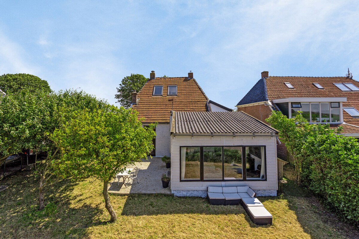 Historische Charme aan de Waddenkust: Een Unieke Dijkwoning. 