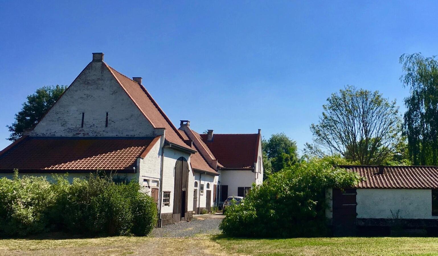 Idyllische hoeve met 7 paardenstallen op ca. 2,25 Ha te Klerken (Houthulst) 