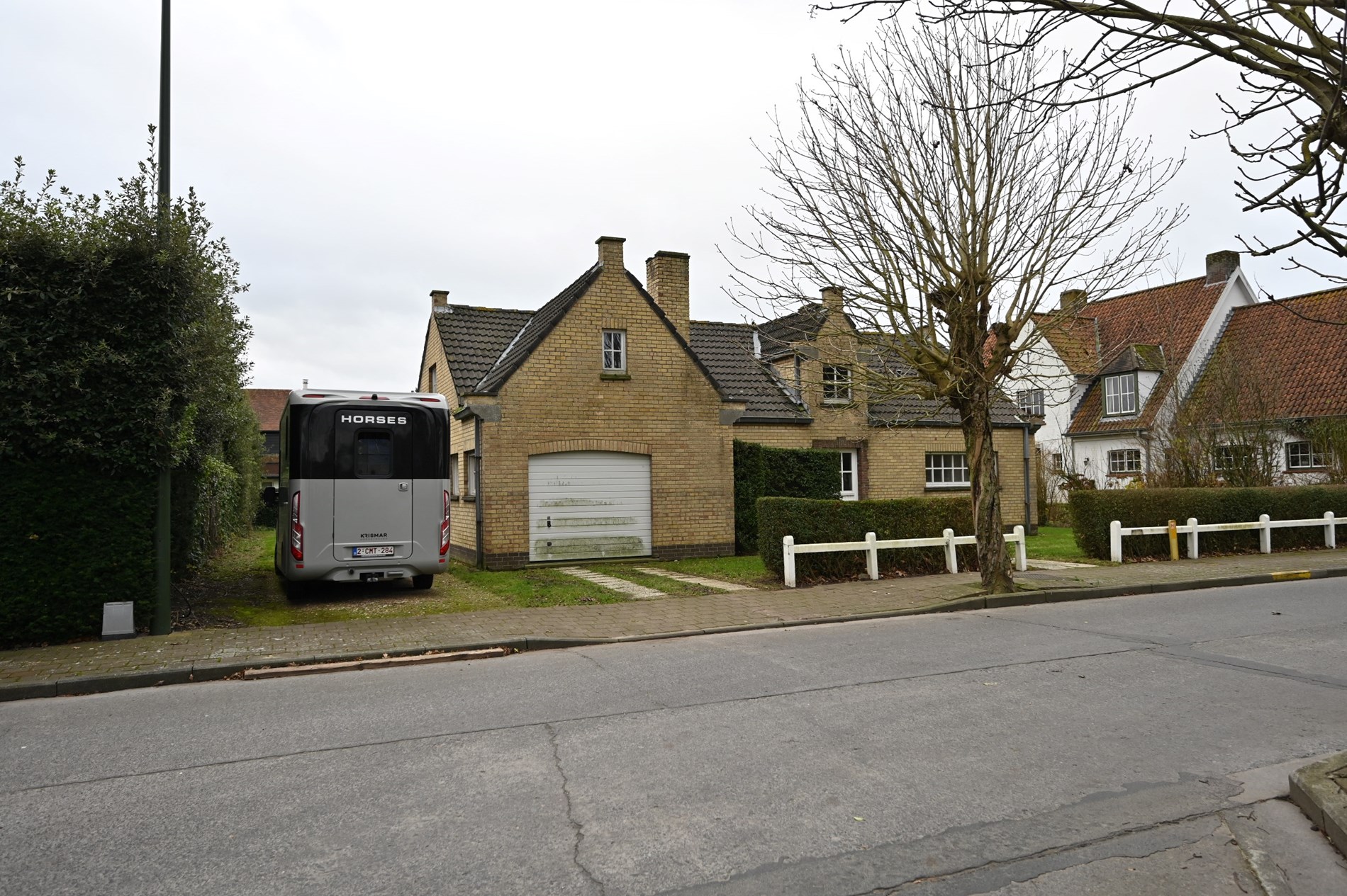 Villa paisiblement situ&#233;e sur un magnifique terrain de 937 m&#178; dans un quartier r&#233;sidentiel proche des routes d&#39;acc&#232;s et &#224; quelques minutes en voiture du centre de Knokke et du Zoute. 