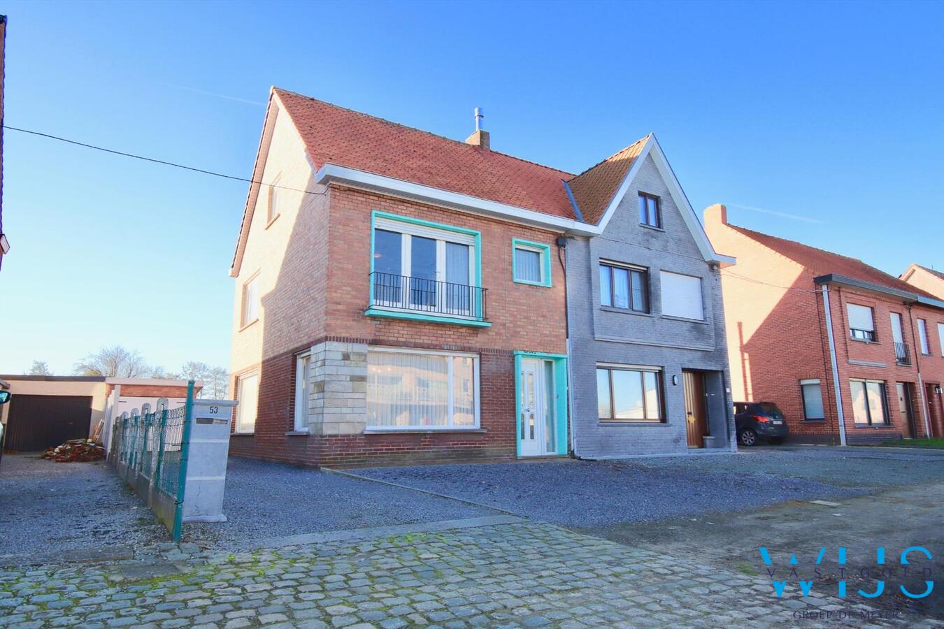 Vlot te renoveren gezinswoning met ZWgerichte tuin te Oosteeklo! 