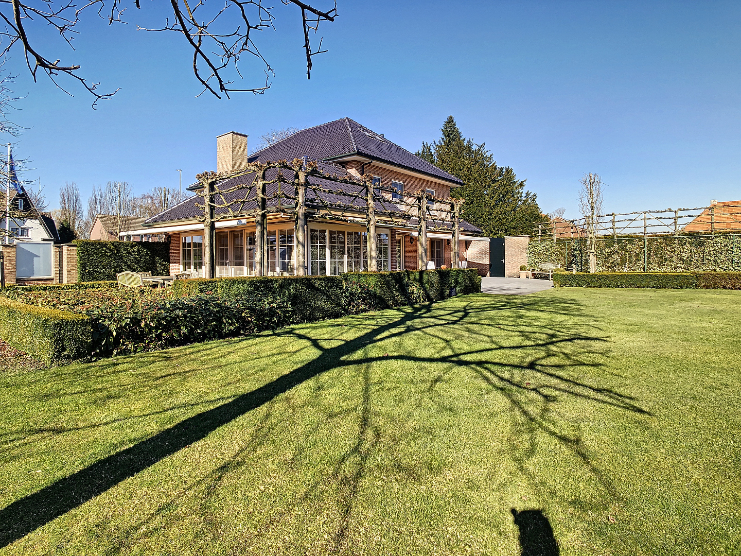 Riante vrijstaande villa met dubbele garage en schitterend aangelegde tuin. Extra bouwkavel aanwezig! 