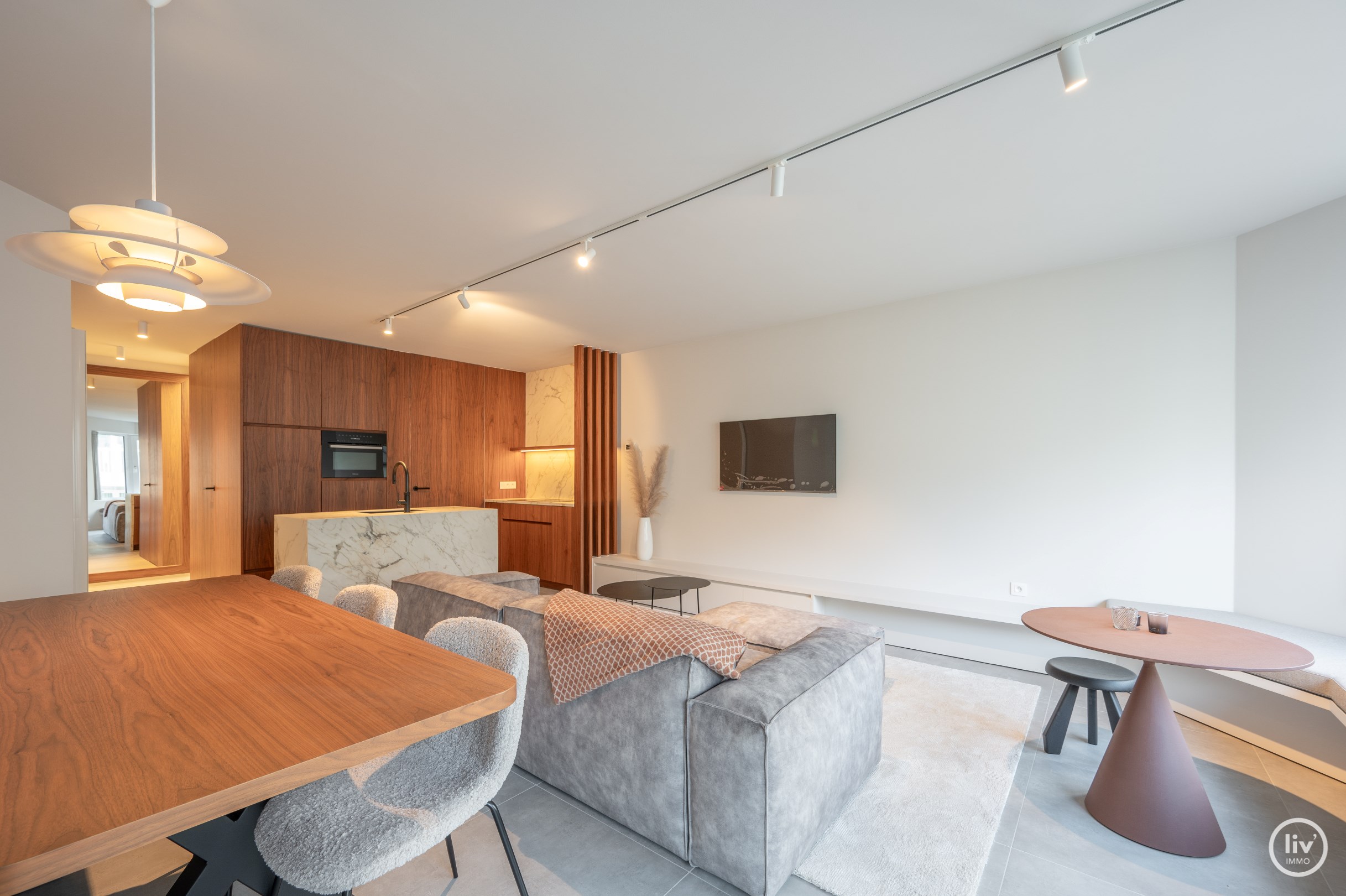 Mooi gerenoveerd appartement met zijdelings zeezicht gelegen vlakbij het Driehoeksplein en de zeedijk te Knokke. 