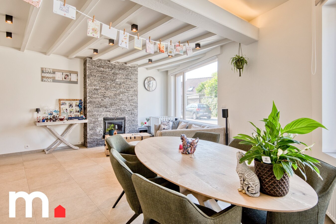 Centraal gelegen instapklare woning met tuin en uitweg via garage ! 