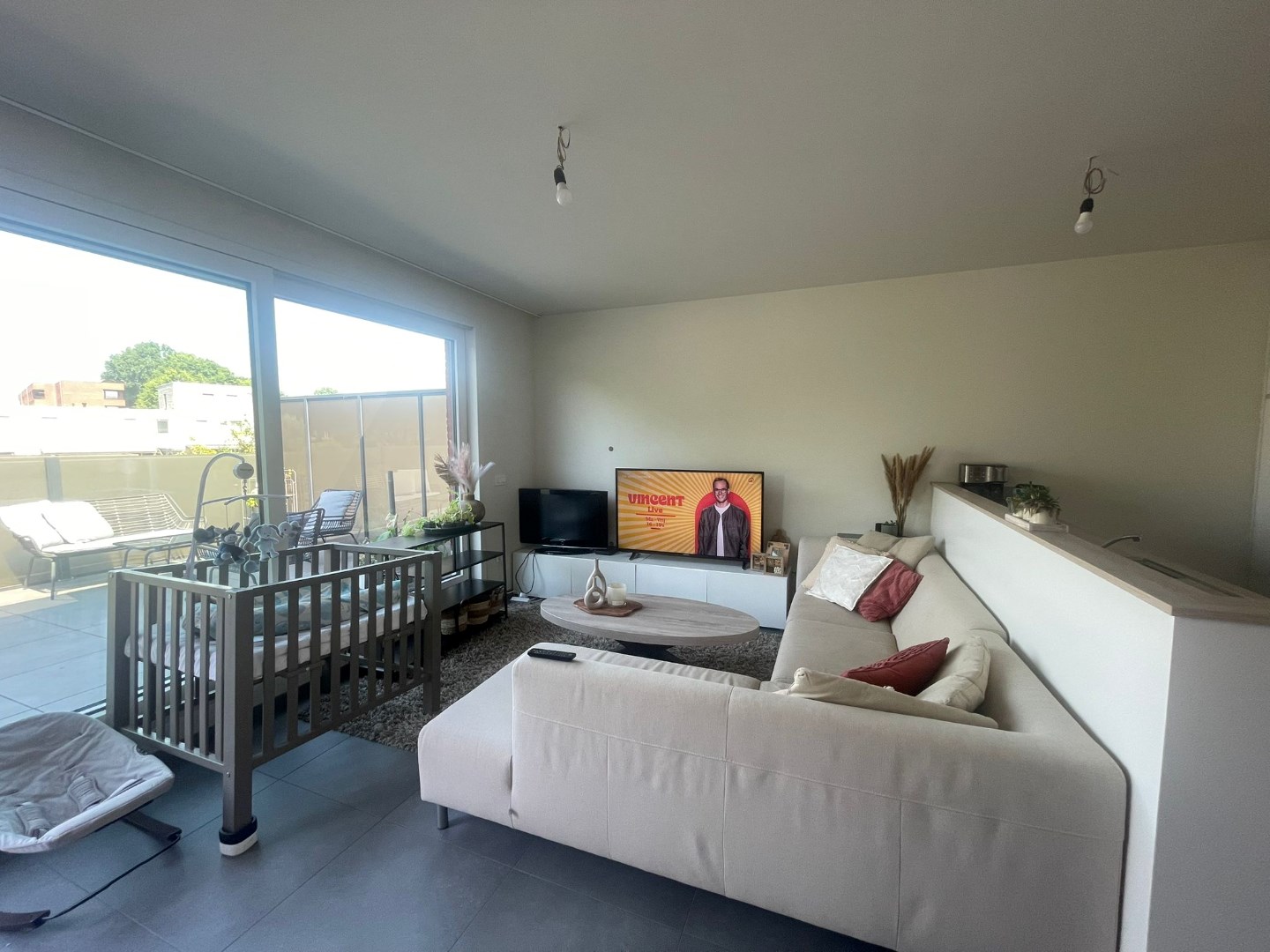 Ruim duplex appartement met 2 slaapkamers en carport te Geel! 