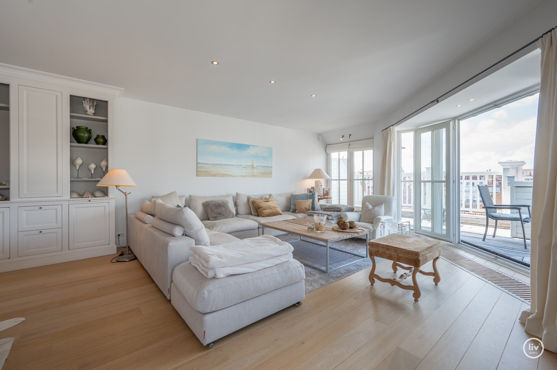 Duplex d&#39;angle de 160 m2 avec de magnifiques vues d&#233;gag&#233;es sur l&#39;avenue Dumortier &#224; Knokke. 