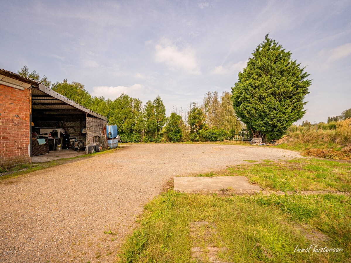 Grande maison avec d&#233;pendance int&#233;ressante et prairies sur environ 1,1 hectare. 