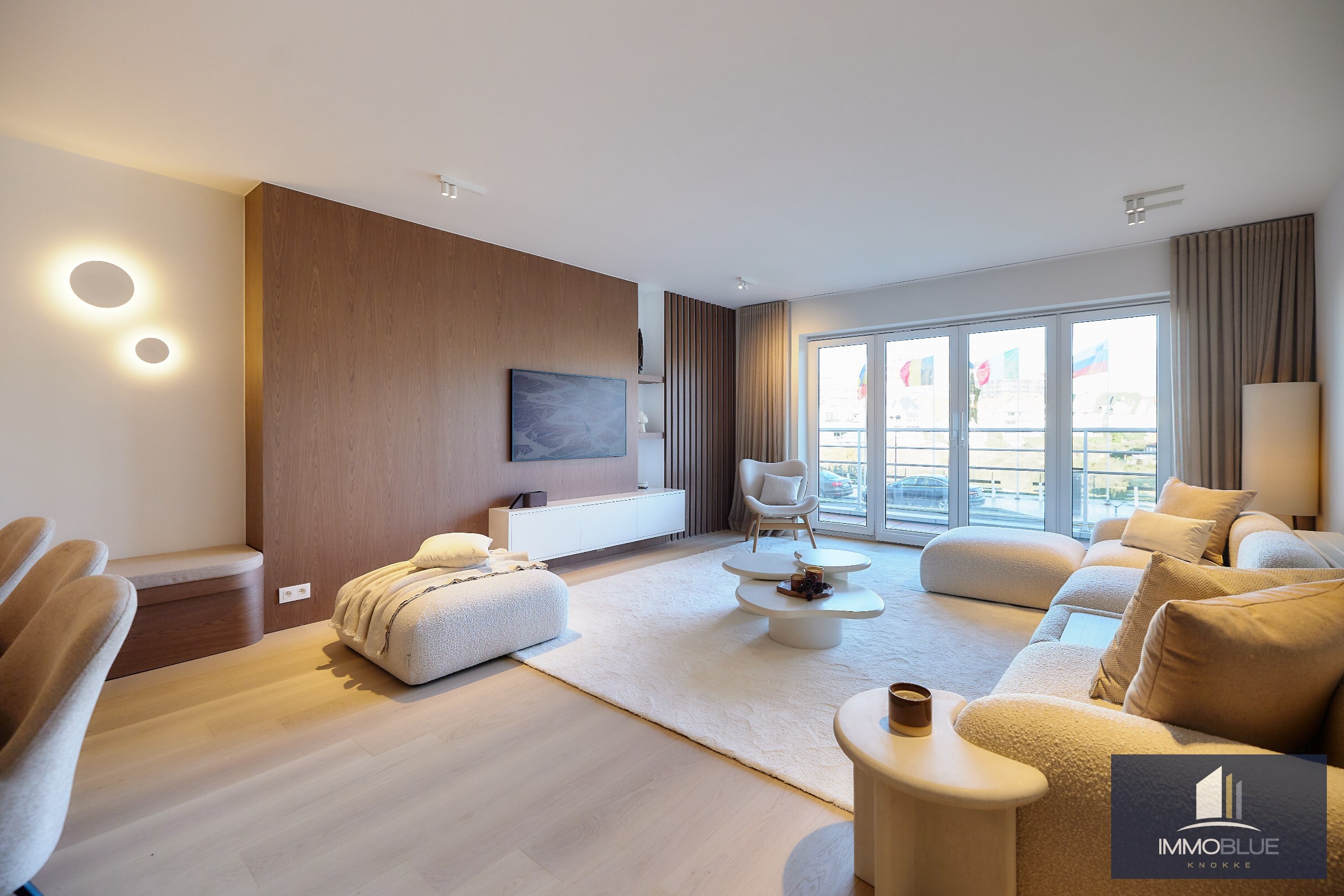 Luxueus afgewerkt appartement  met zonnige tuin, zijdelings zeezicht en een open zicht . 