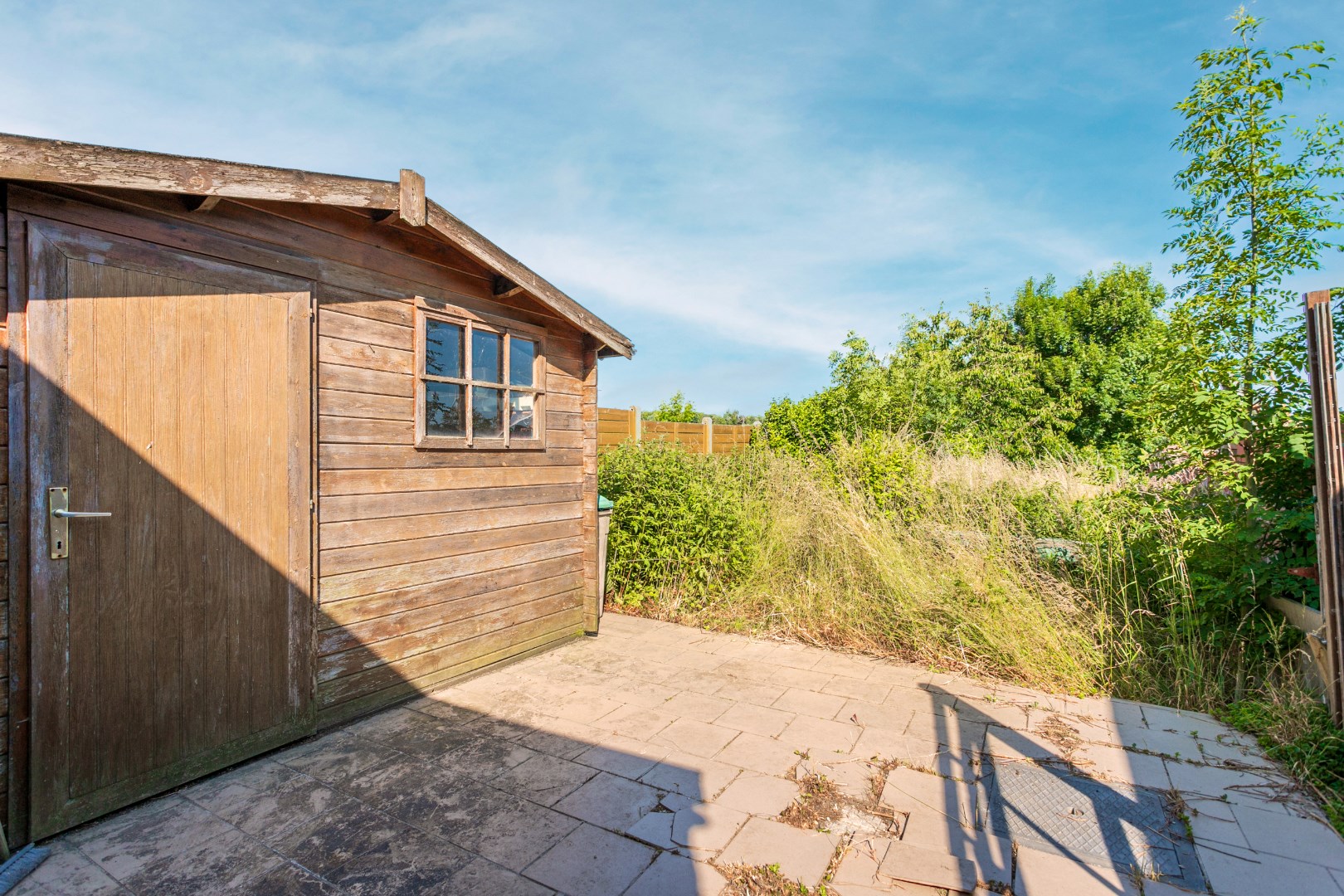 Op te frissen woning met 2 &#224; 3 slpk en tuin te Buizingen. 