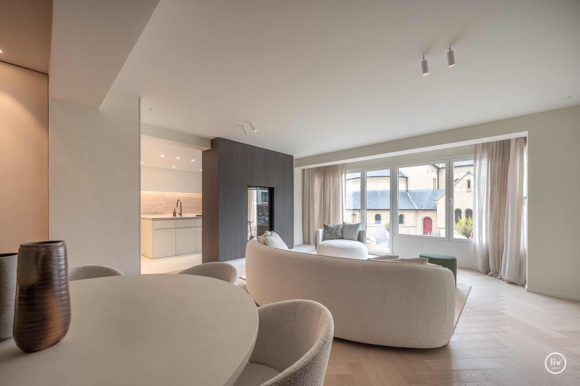 OPENDEURDAG vrijdag 11 juli 2025 van 16:15 tot 18:00 in de Van Bunnenlaan 32, 8300 Knokke-Heist. Magnifiek gerenoveerd appartement van 150 m&#178; met open zicht op de Heilighart kerk – Dumortierlaan, Knok 