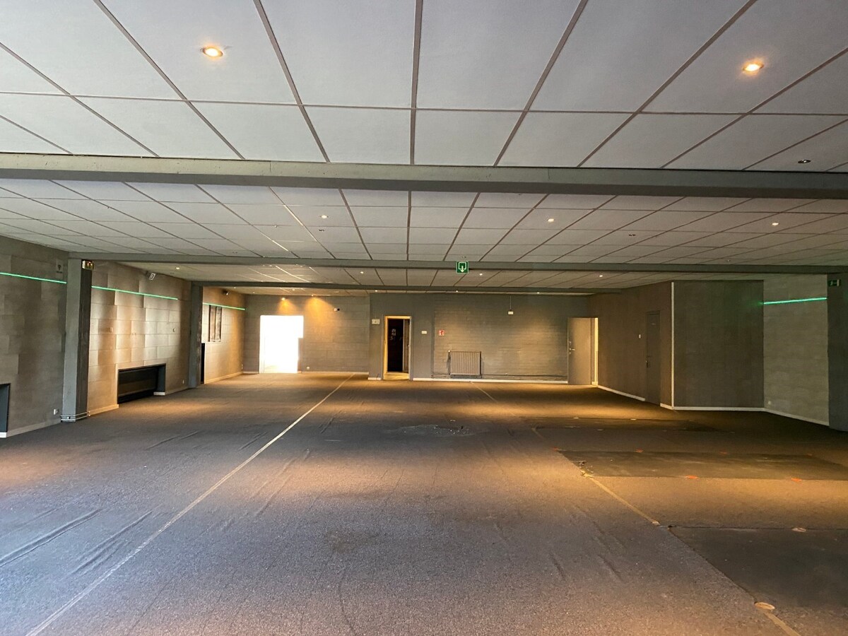 Handelspand 546 m&#178; met veel mogelijkheden en 8 parkeerplaatsen 