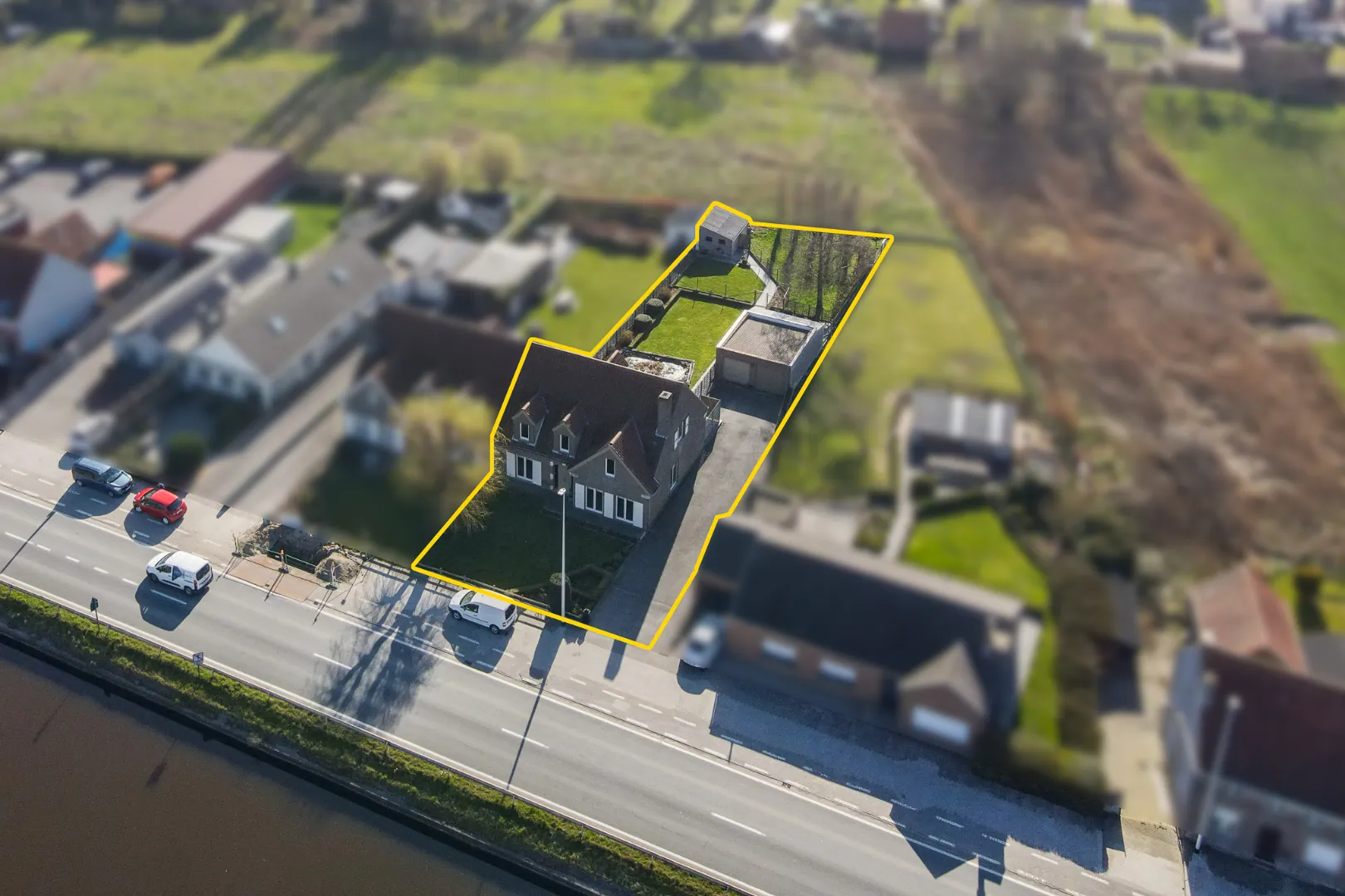 Mooie halfopen villa op 860 m² gelegen aan het kanaal te Oudenburg