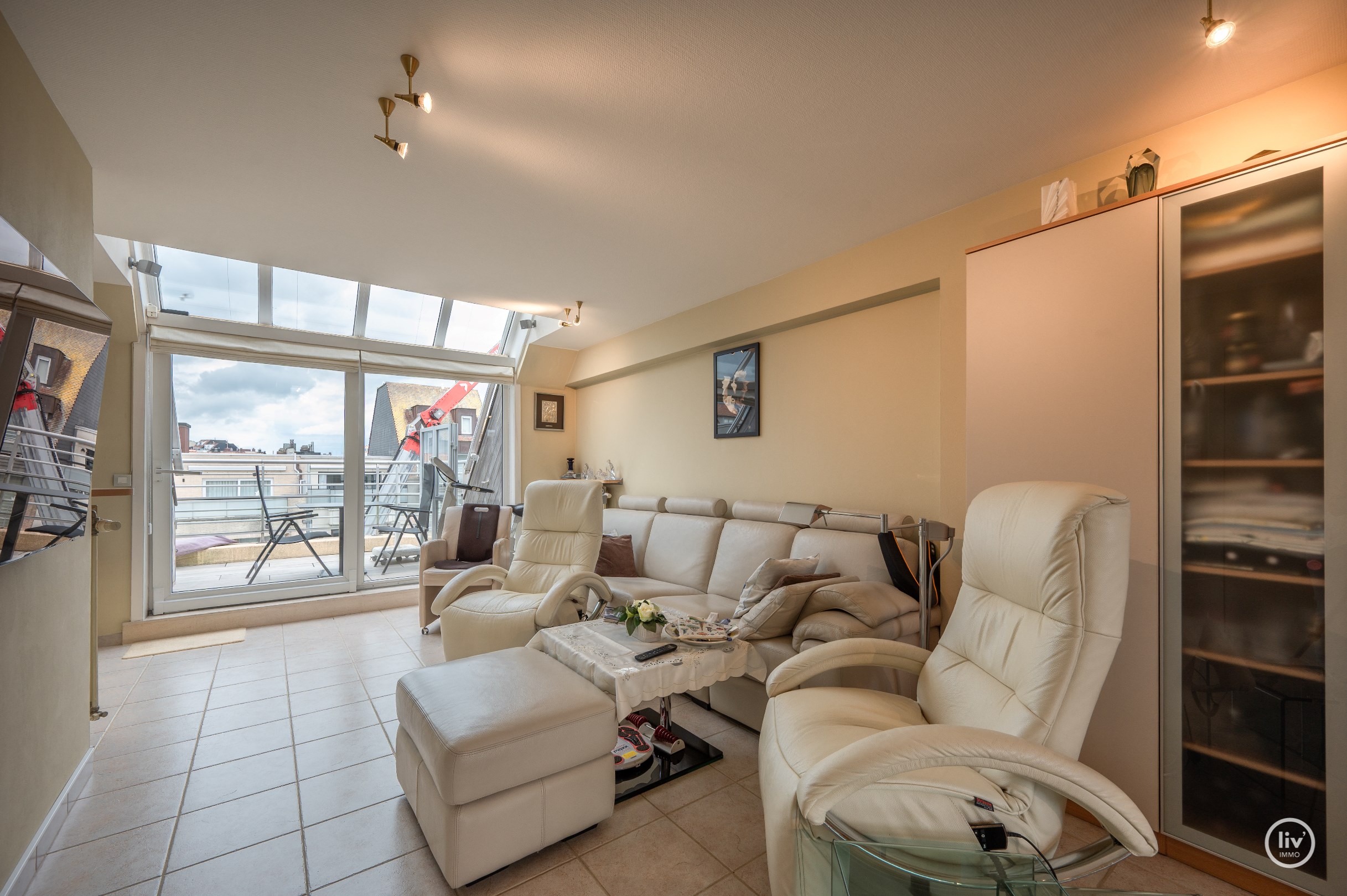 Instapklaar duplexappartement met 2 slaapkamers en grote terrassen (Zijdelings Zeezicht) gelegen op de Lippenslaan. 