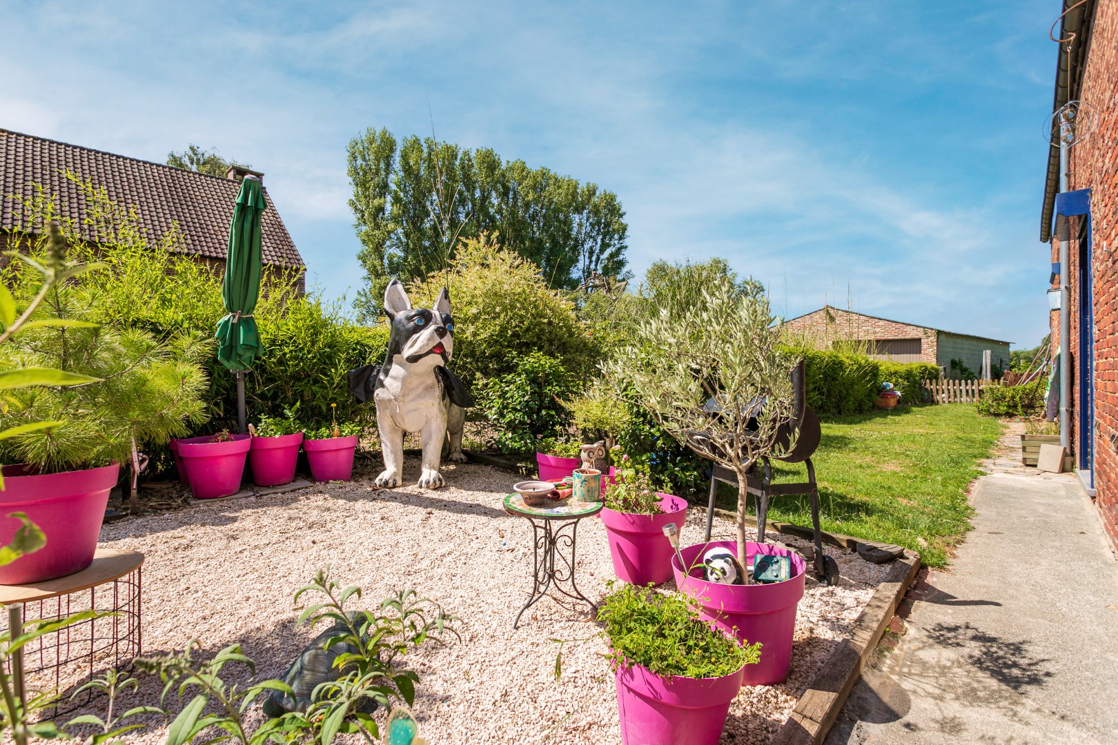 Ruime kangoeroewoning met 6 slpks, 2bdks, 2 garages en tuin te Oetingen 