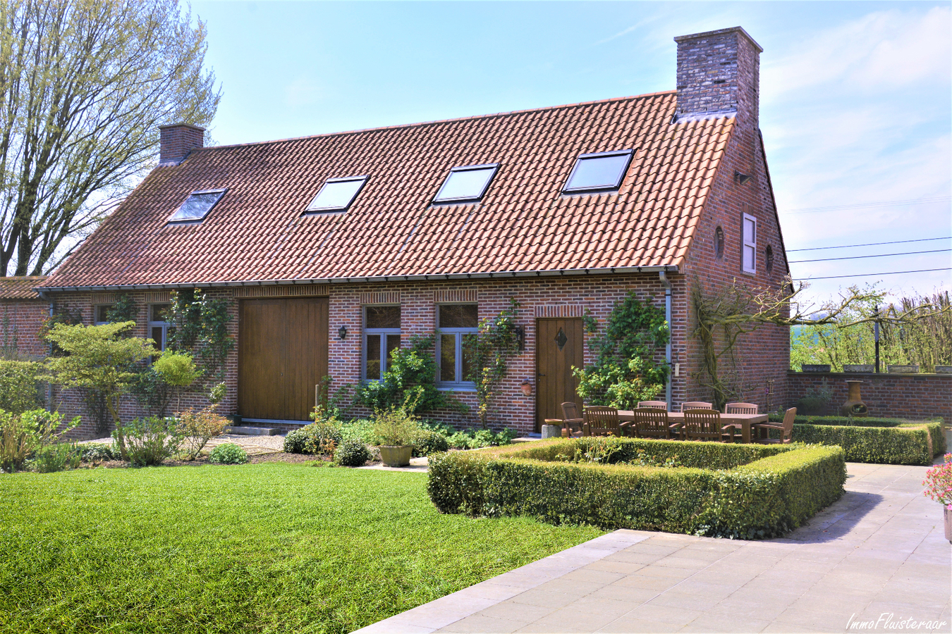 Magnifique propri&#233;t&#233; avec grande habitation, &#233;curies, salle polyvalente, terrain &#224; b&#226;tir et prairies sur environ 1,67ha &#224; Ellezelles (Hainaut) 