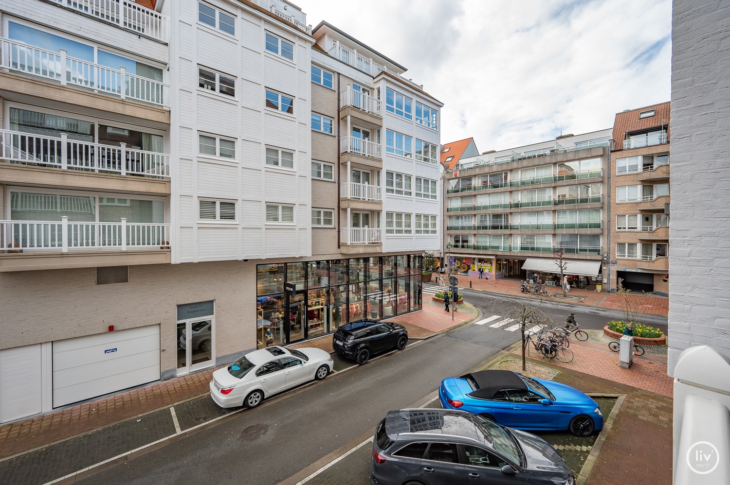 Gezellig en r&#233;cent duplex appartement met aangenaam terras centraal gelegen op de Duinviooltjesstraat vlakbij de Dumortierlaan te Knokke 