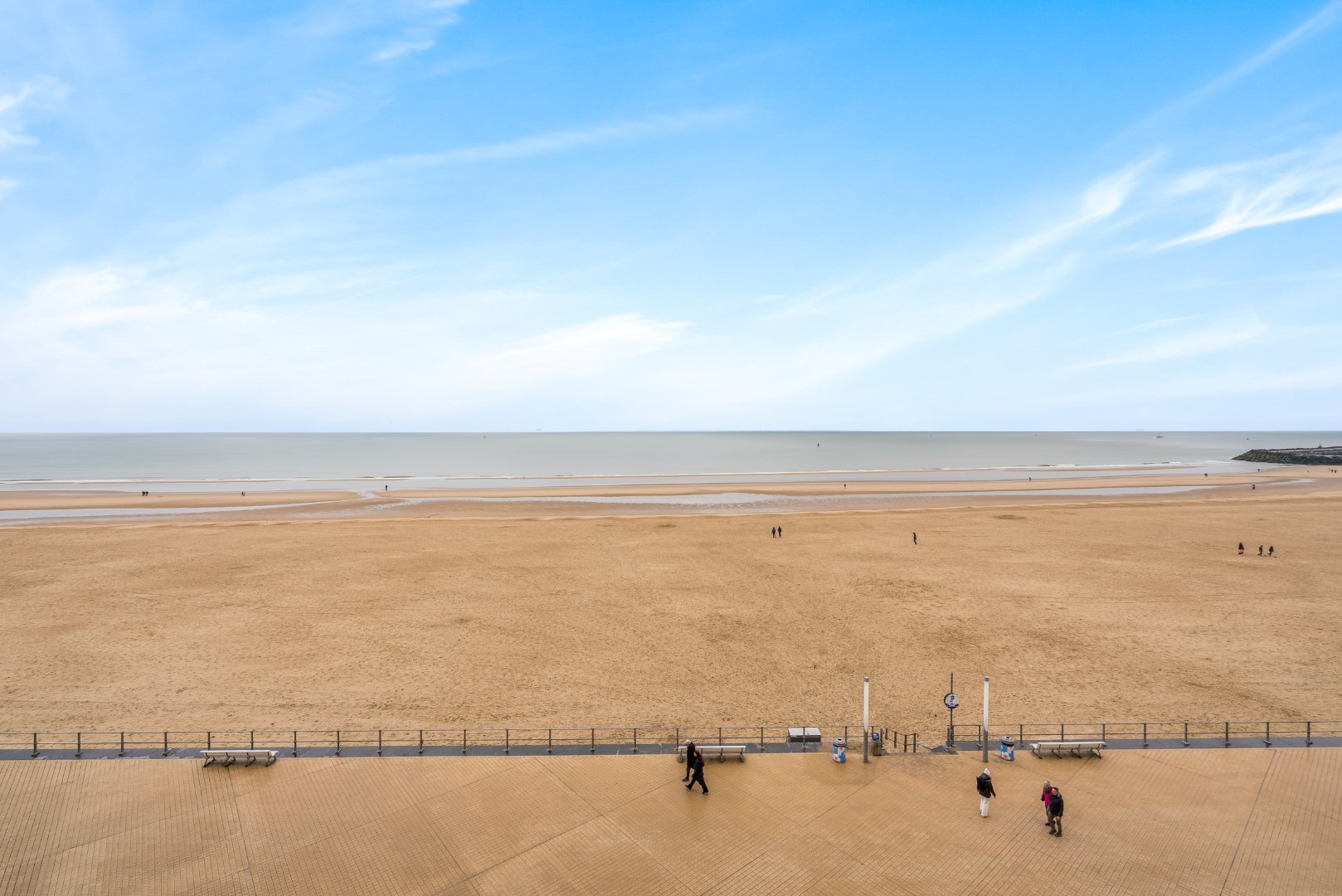 STUDIO AVEC VUE FRONTALE SUR MER ET TERRASSE  – SITUATION UNIQUE 