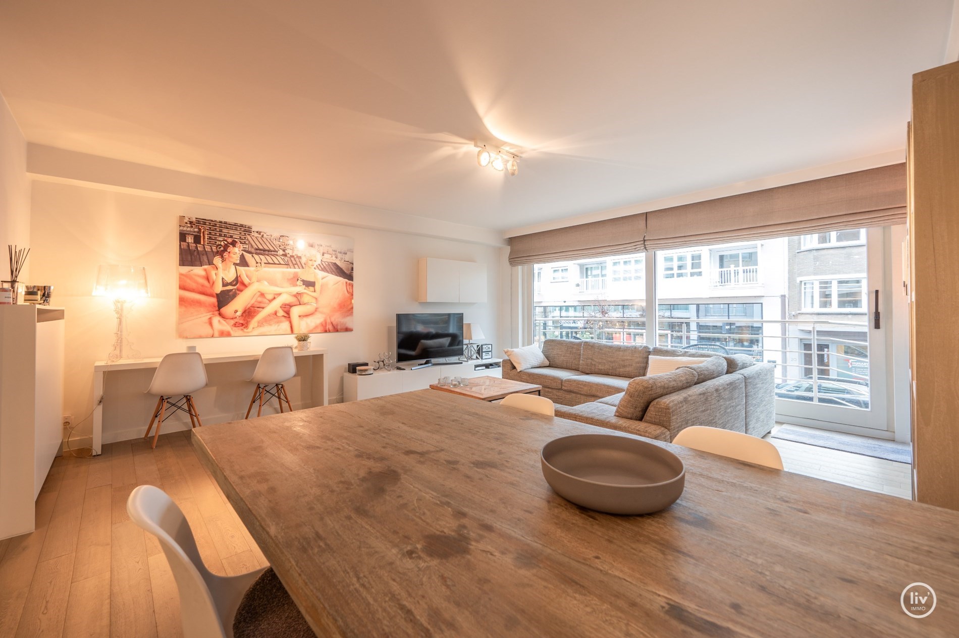 Hedendaags en zonnig appartement met 2 slaapkamers en een tijdloze inrichting, gelegen op de Dumortierlaan, op wandelafstand van de zee. 