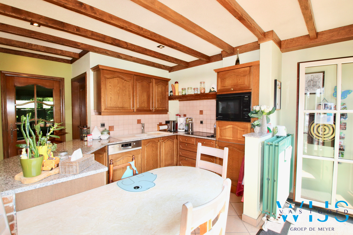 Instapklaar woonhuis met 4 slaapkamers op 936m&#178; te Zelzate! 