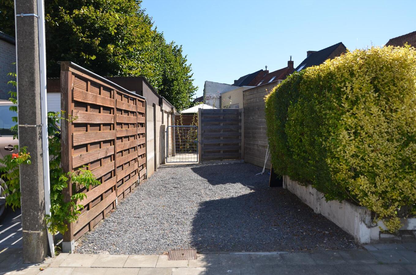 Grondig te renoveren woning in het centrum van Maldegem met uitweg langs achter 