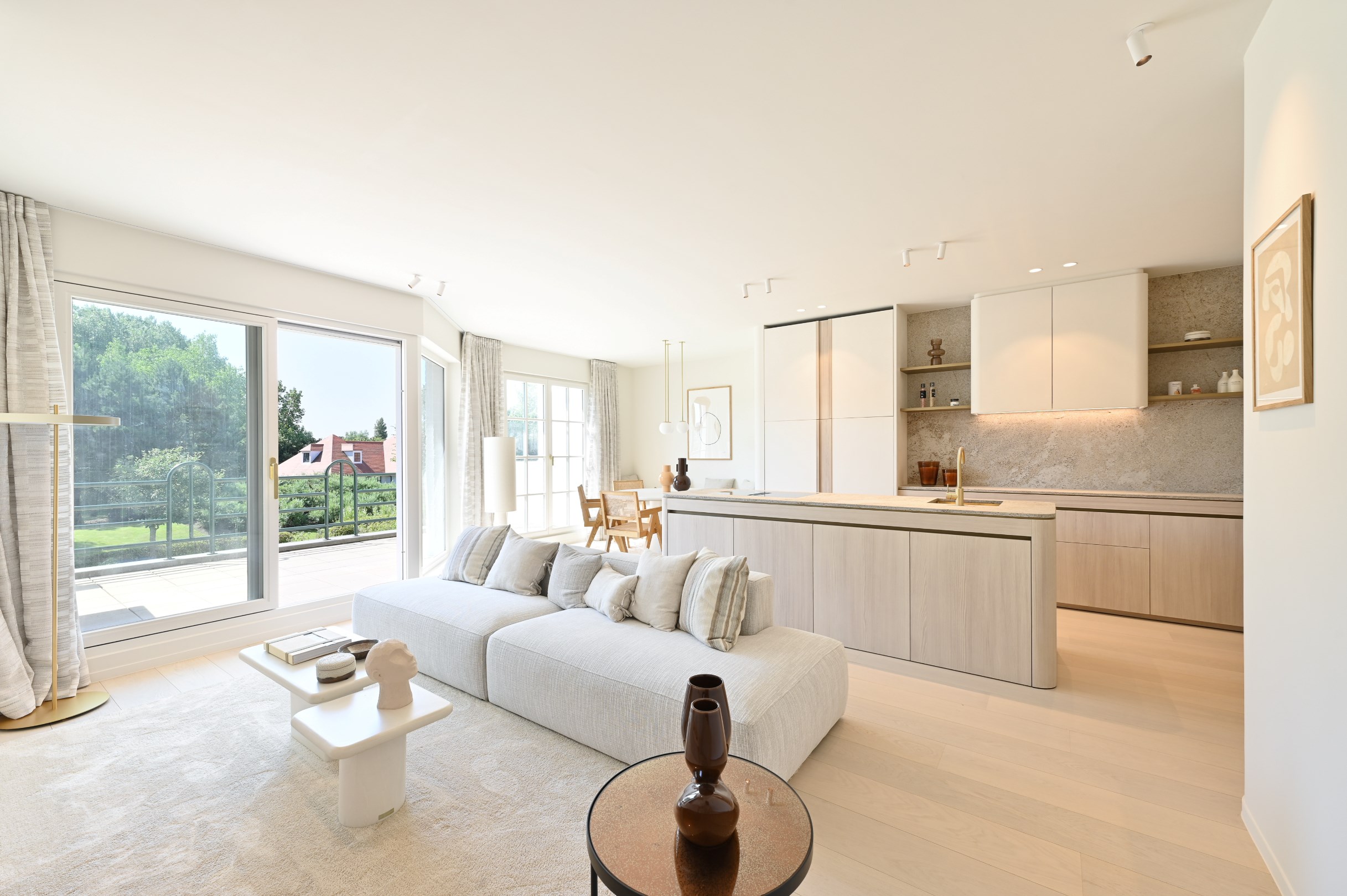 Magnifique appartement r&#233;nov&#233; dans un emplacement de premier choix au Zoute, &#224; proximit&#233; de la plage et de la mer. 