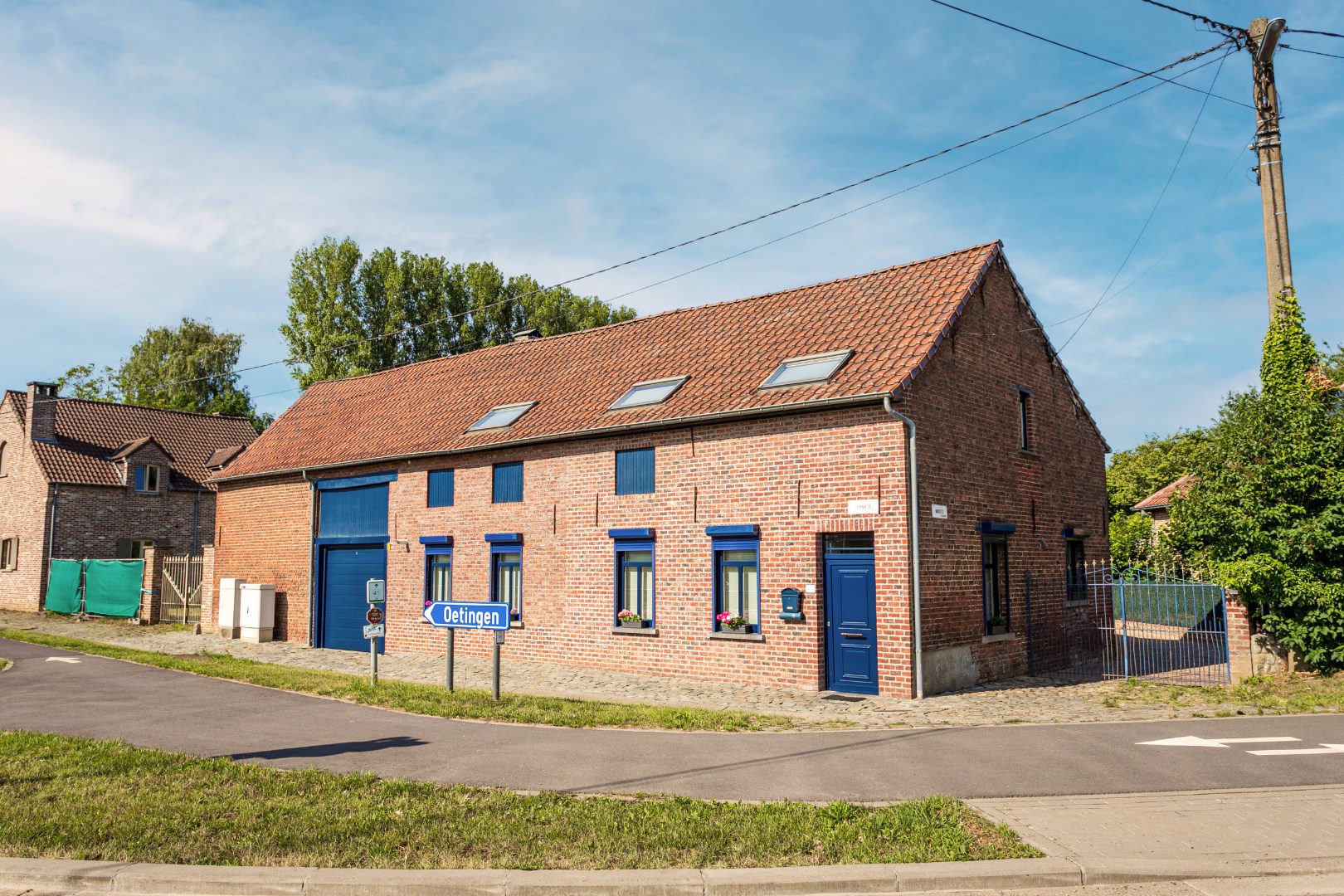 Ruime kangoeroewoning met 6 slpks, 2bdks, 2 garages en tuin te Oetingen 
