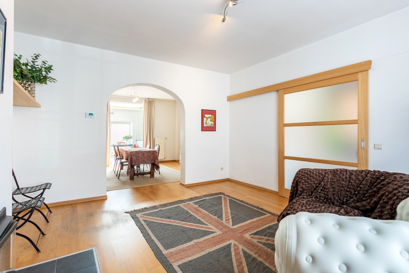 Instapklare woning met 3 slaapkamers, tuin en uitstekende ligging te Halle 