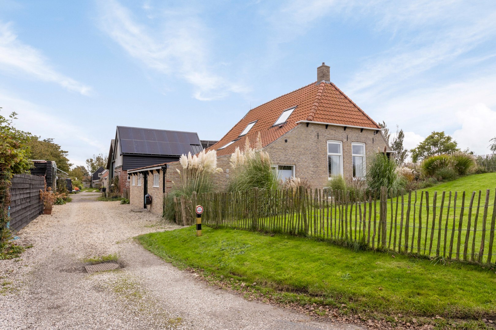 Rust, ruimte en karakter aan de Friese Zeedijk in Zwarte Haan 