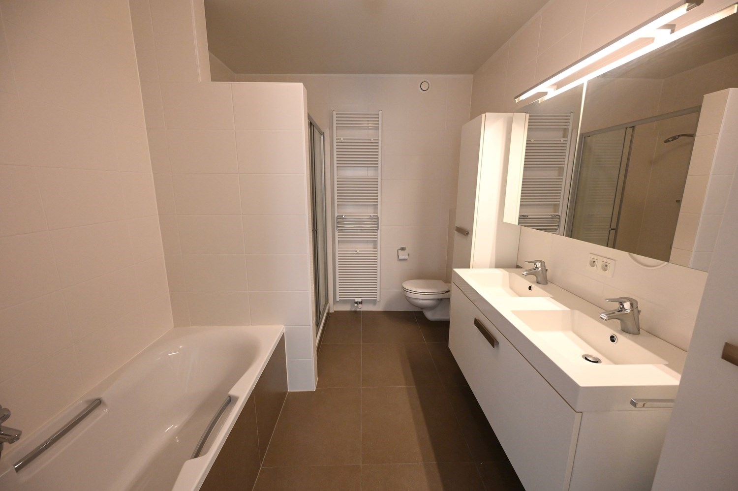 ONGEMEUBELD - Woonappartement in een rustige residentie, op de Lippenslaan (10m fa&#231;ade!). 