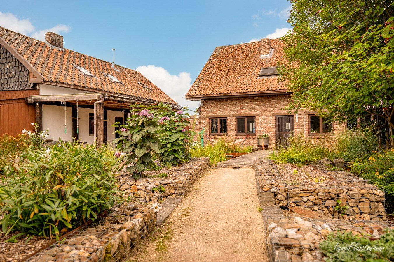 Ruime woning met bijgebouw en een loods op ca. 25 are te Kortessem 