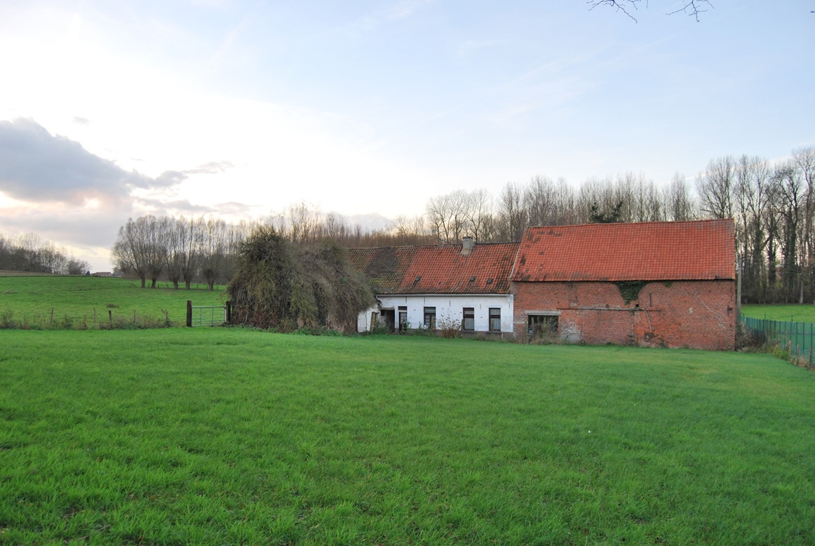 Te renoveren hoeve op ca. 1,4 ha op prachtige locatie te Geraardsbergen 