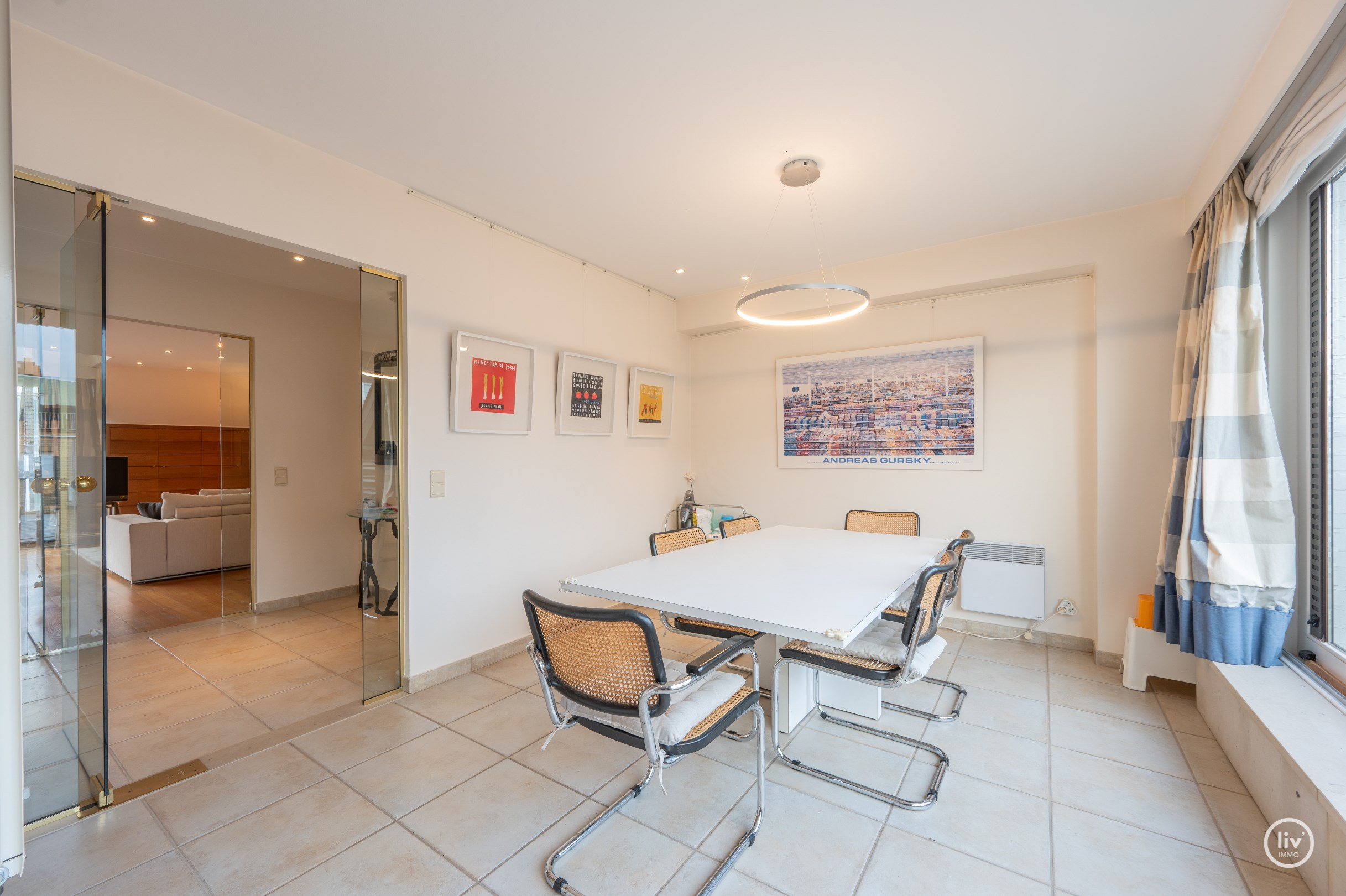 Appartement sous les toits spacieux et ensoleill&#233; (227 m2) avec environ 33m&#178; de terrasses situ&#233; au centre de Knokke, &#224; distance de marche de la digue et de la place Rubens. 