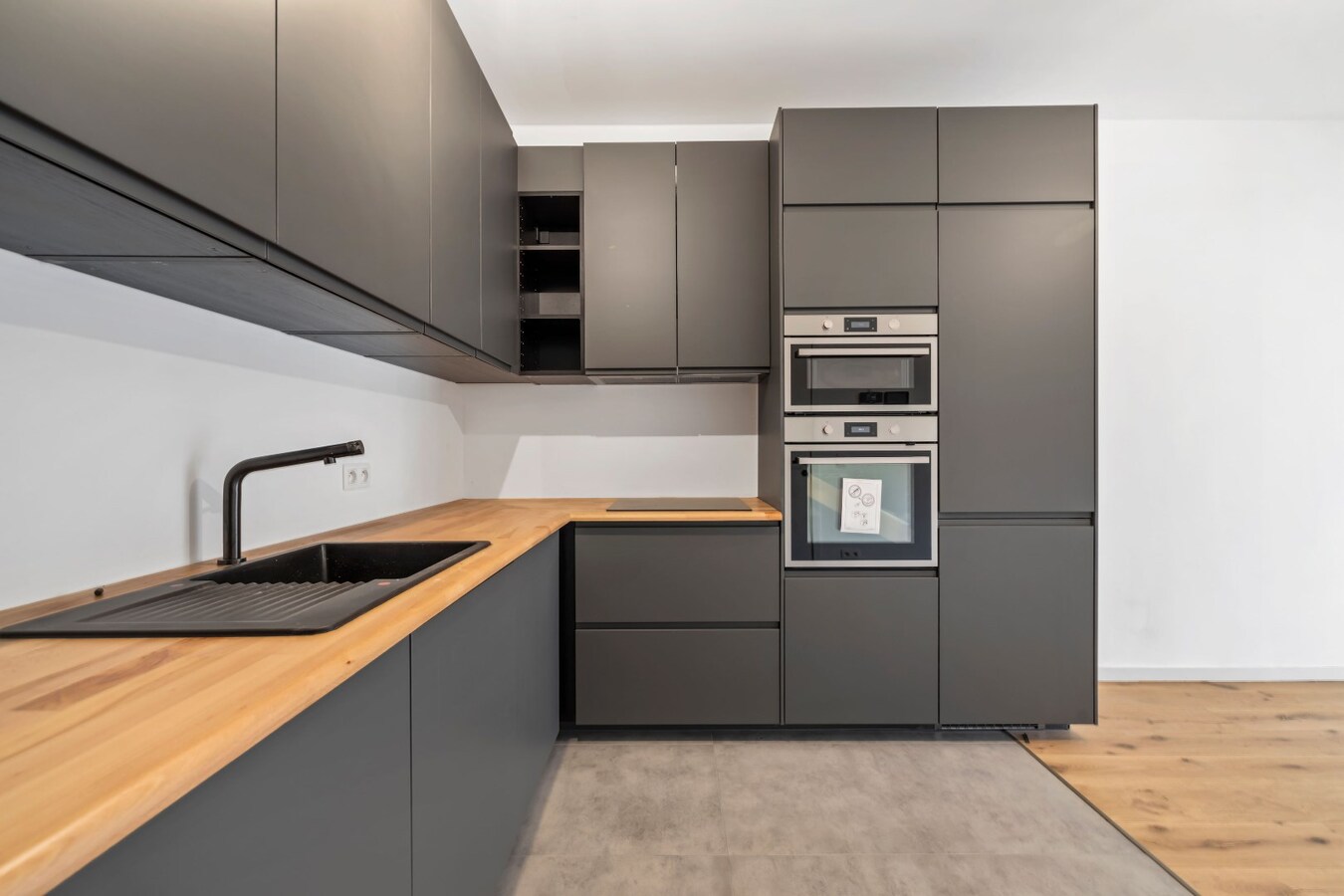 Luxueus gerenoveerde (2025) woning bijgebouw &amp; ruime tuin in Zwijndrecht 