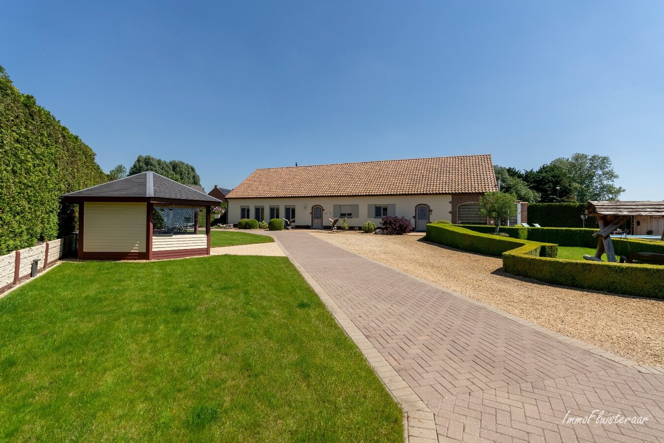 Beautiful ready-to-move-in long-farmhouse with horse stables and pasture on approximately 1.4 hectares in Geetbets. 