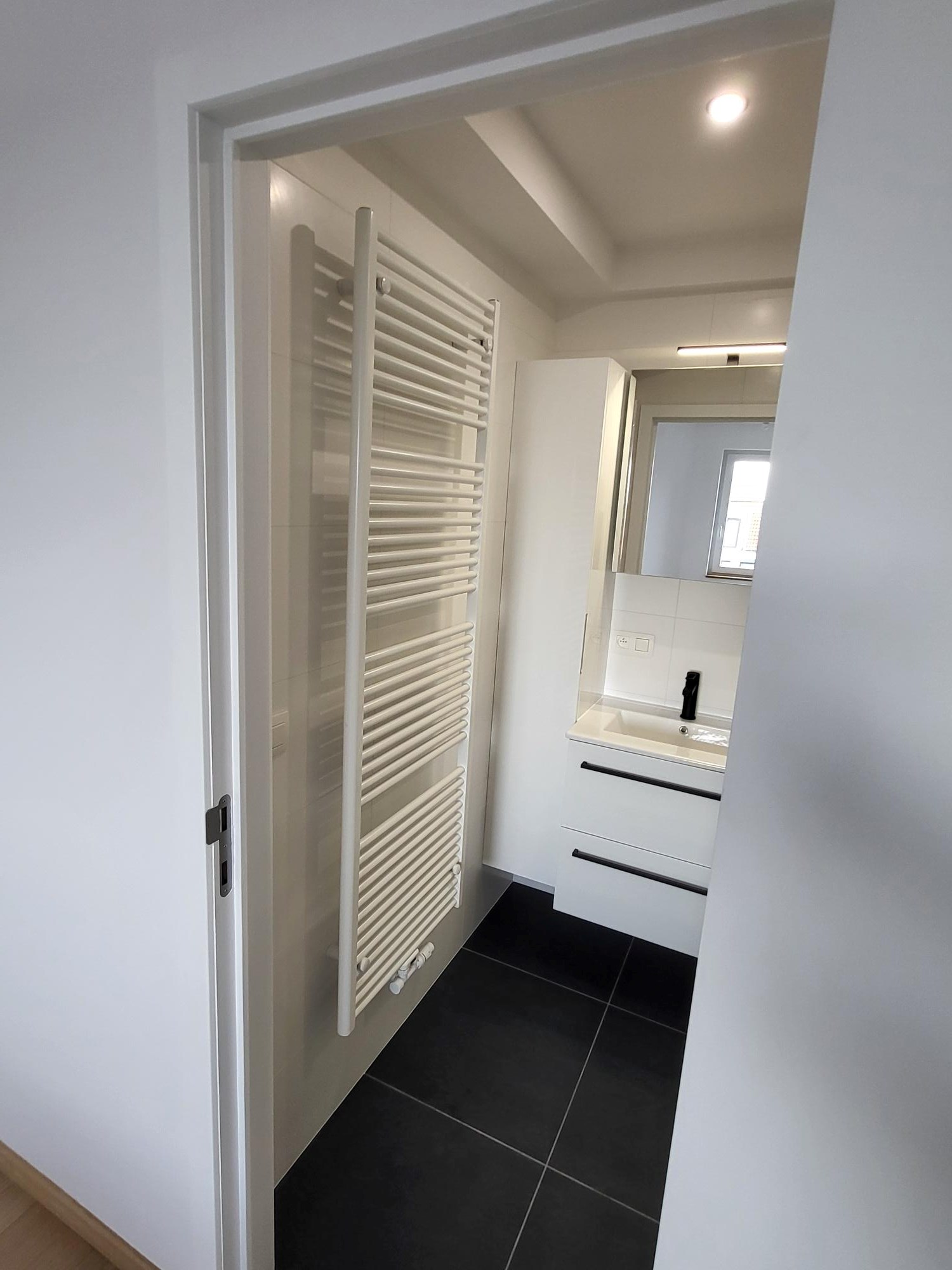 Zonnig Appartement met 2 Slaapkamers vlak bij de Zeedijk te Heist. 