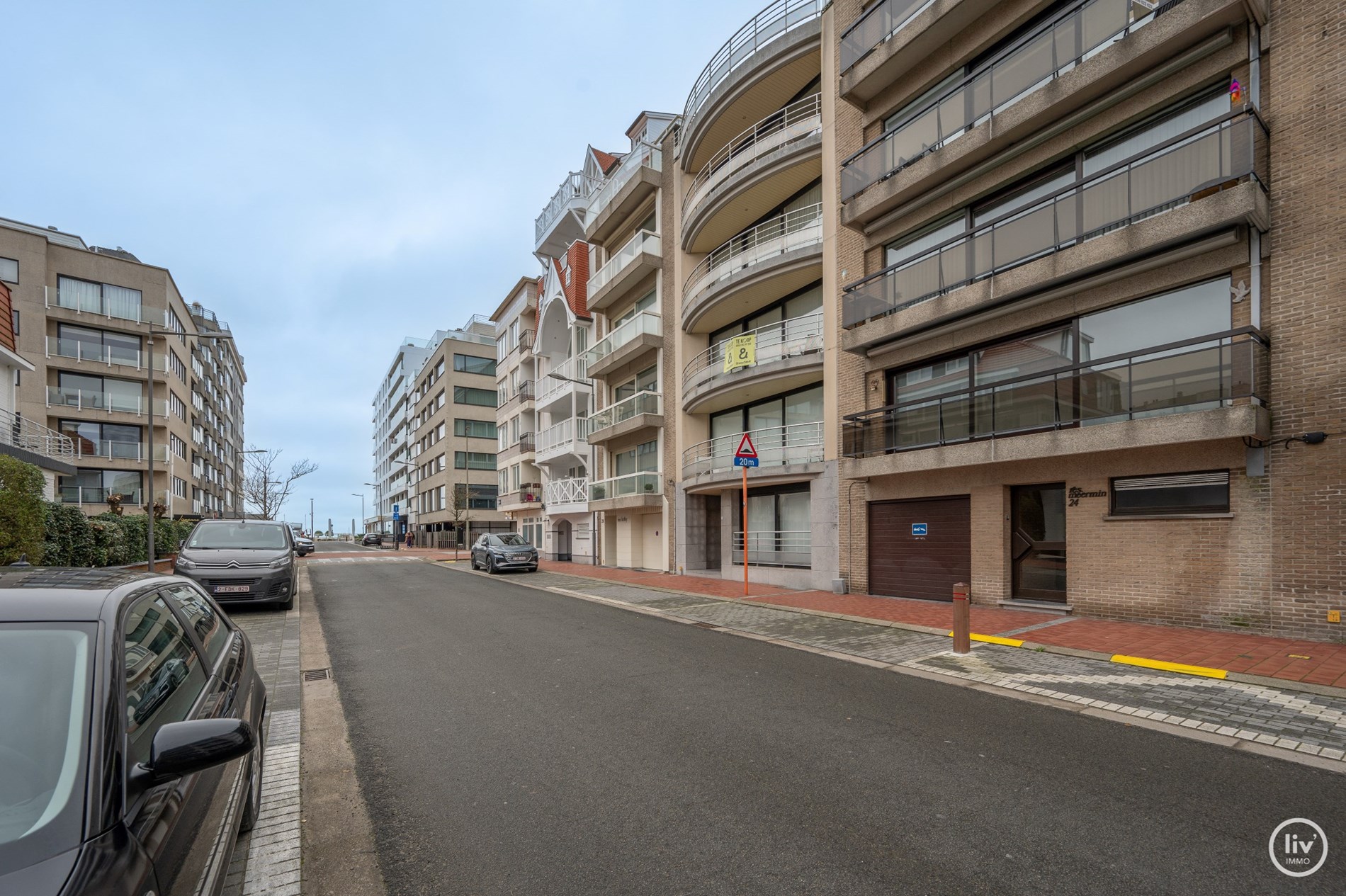 Prachtig zonnig appartement met zijdelings zeezicht en mooi terras vlakbij het Rubensplein te Knokke. 